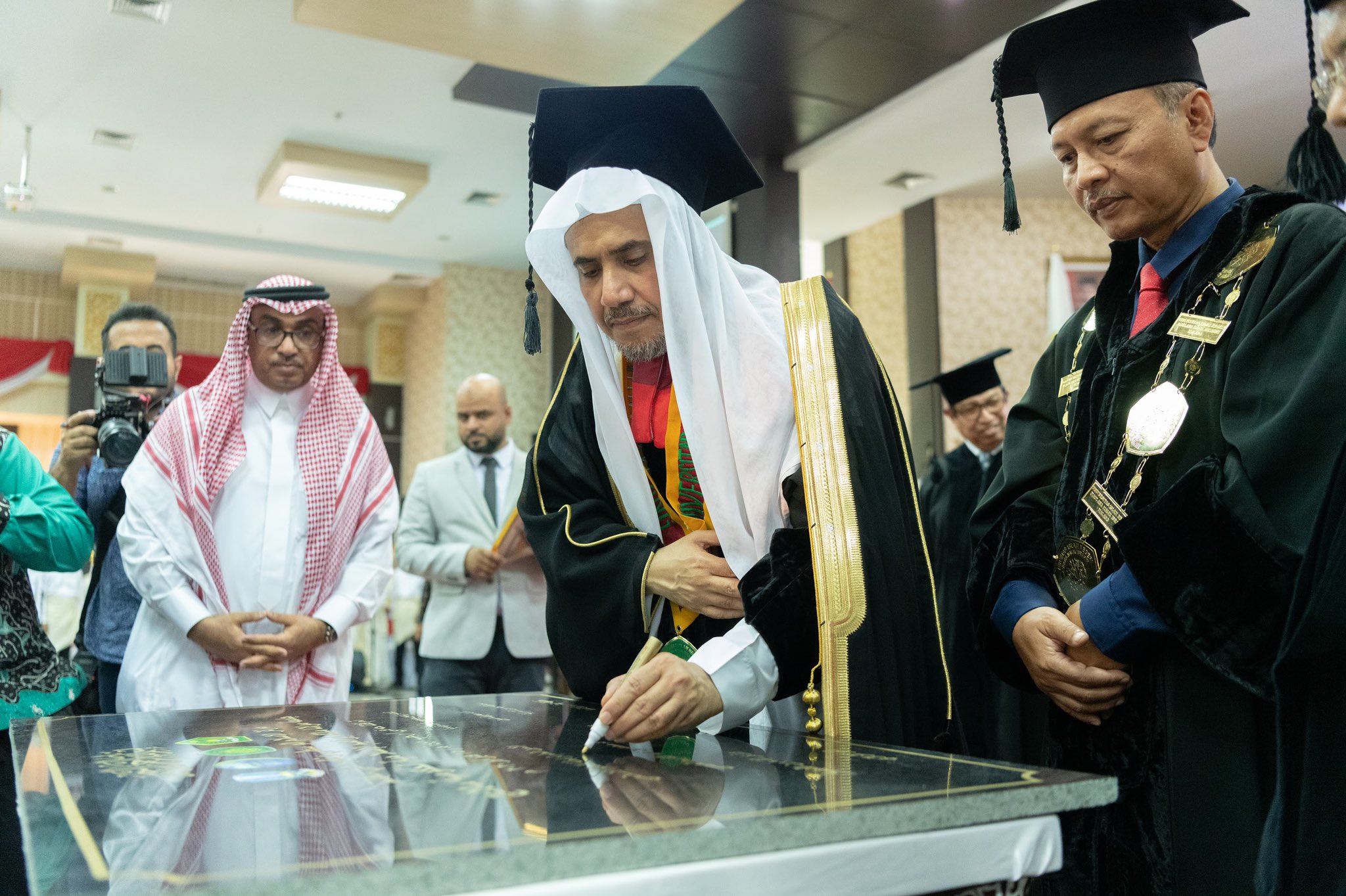 جامعة مولانا مالك إبراهيم الحكومية تمنح معالي الشيخ د.⁧‫محمد العيسى‬⁩ شهادة الدكتوراه الفخرية