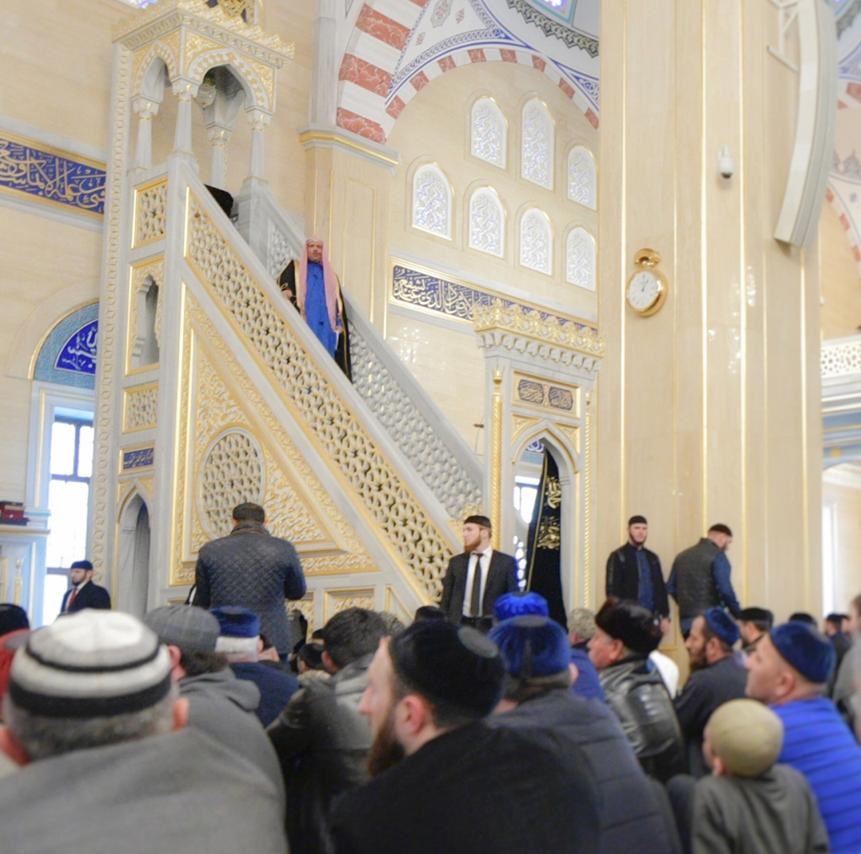 د.العيسى يخطب في الجامع الكبير في غورزني.