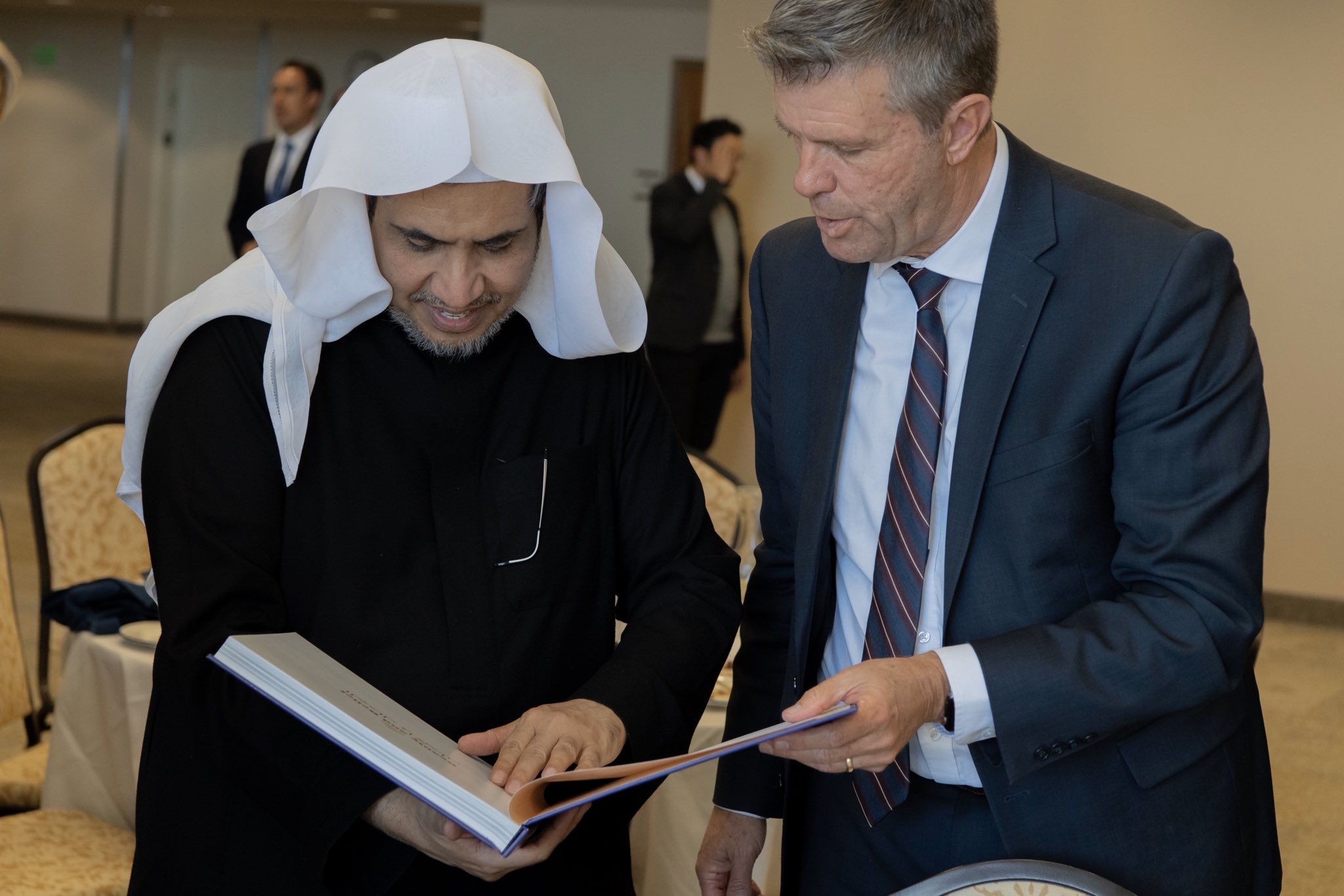 L’administration de l’université de Utah reçoit le D.Mohammad Alissa pour une conférence, lui remet l’emblème de l’Université et organise un repas à cet occasion.