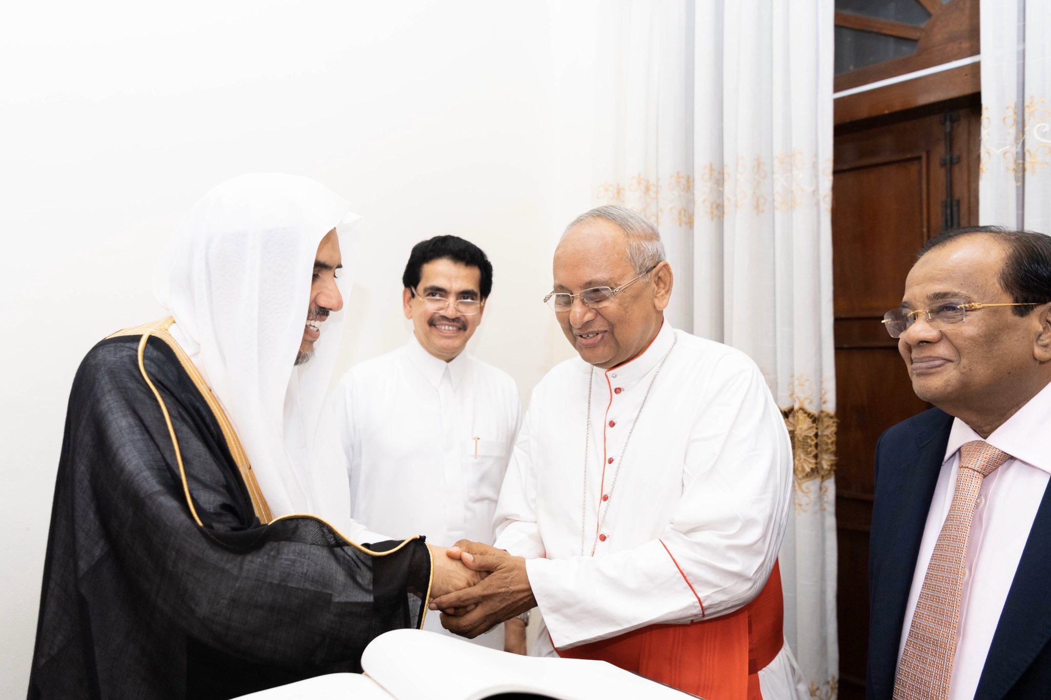 Le SG de la Ligue Islamique Mondiale D.Mohammad Alissa rencontre au Sri Lanka le Cardinal Ranjith au Sri Lanka Président des Évêques à qui il a présenté ses condoléances suite au attentats terroristes ils ont traité de l’harmonie religieuse entre les différents adeptes.