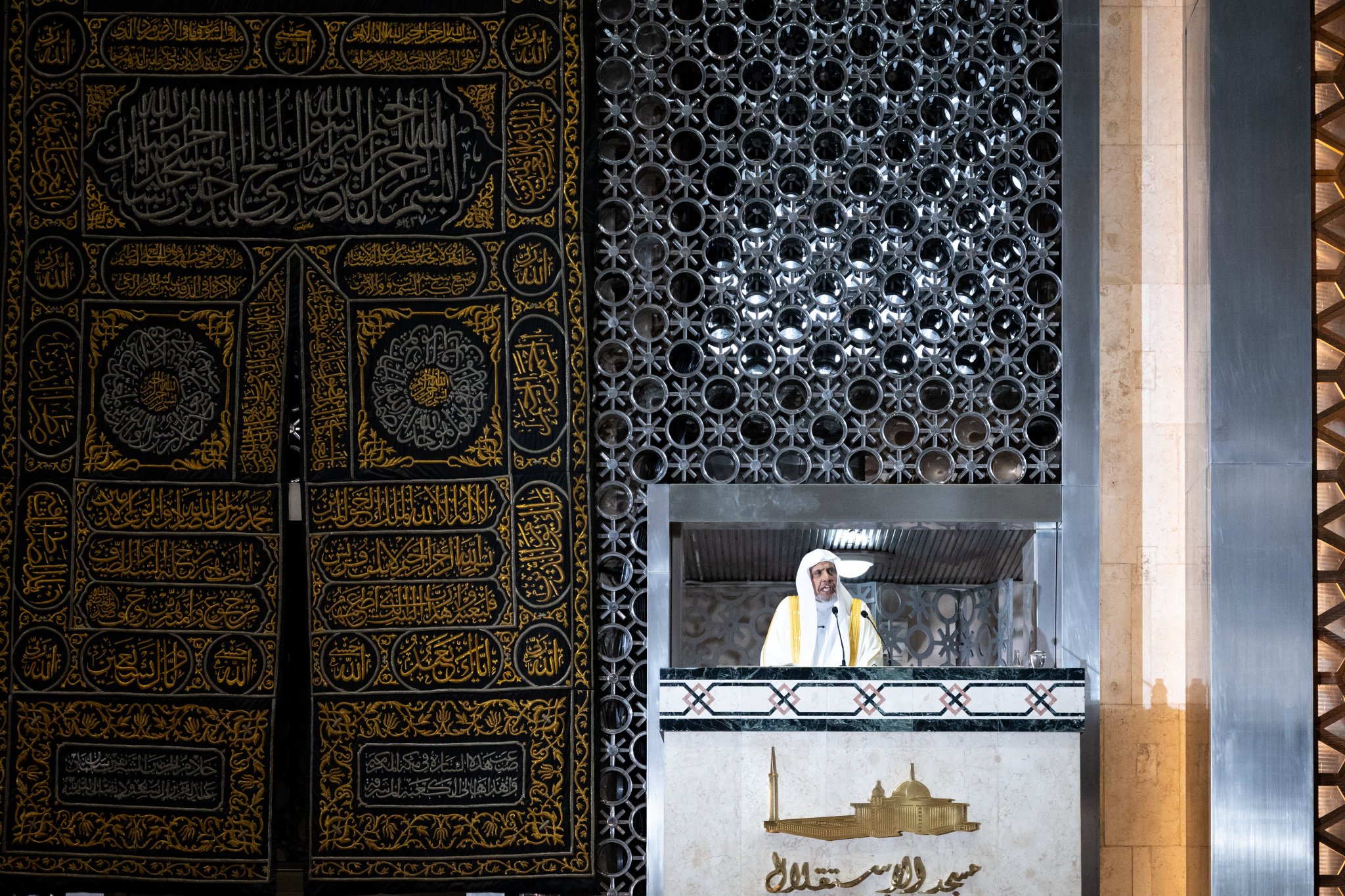 د.العيسى يُلقي خطبةَ الجمعة ويؤمُّ المصلين في جامع الاستقلال بالعاصمة الإندونيسية "جاكرتا"