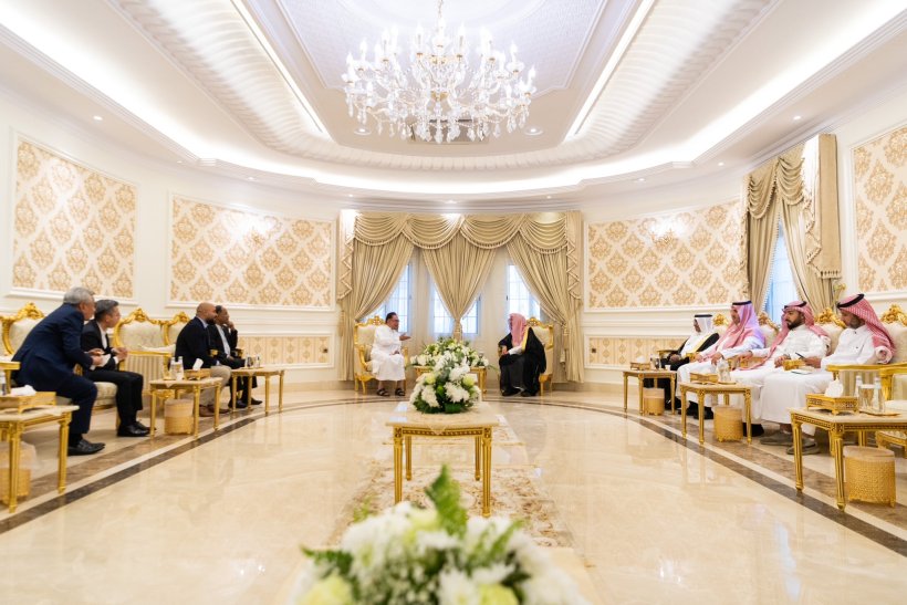 At the SG's Home in Makkah, HE Mr. Anwar ibrahim, the PM of Malaysia visited HE Dr. Al-Issa