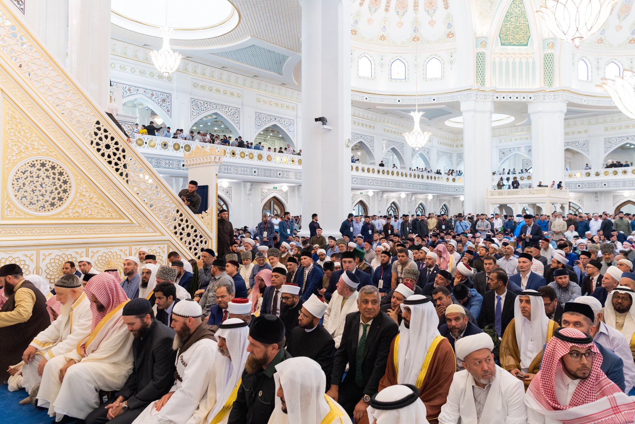 چیچینیا کے صدر محترم جناب رمضان قادیروف، آج اسلامی ممالک کے سربراہان کے نمائندگان، نامور اسلامی شخصیات اور وزارء کی موجودگی میں، یورپ میں سب سے بڑے جامع مسجد کے  افتتاحی تقریب کے بعد، عزت مآب شیخ ڈاکٹر محمد العیسی کو جامع مسجد میں پہلے خطبۂ جمعہ کی دعوت دے رہے ہیں