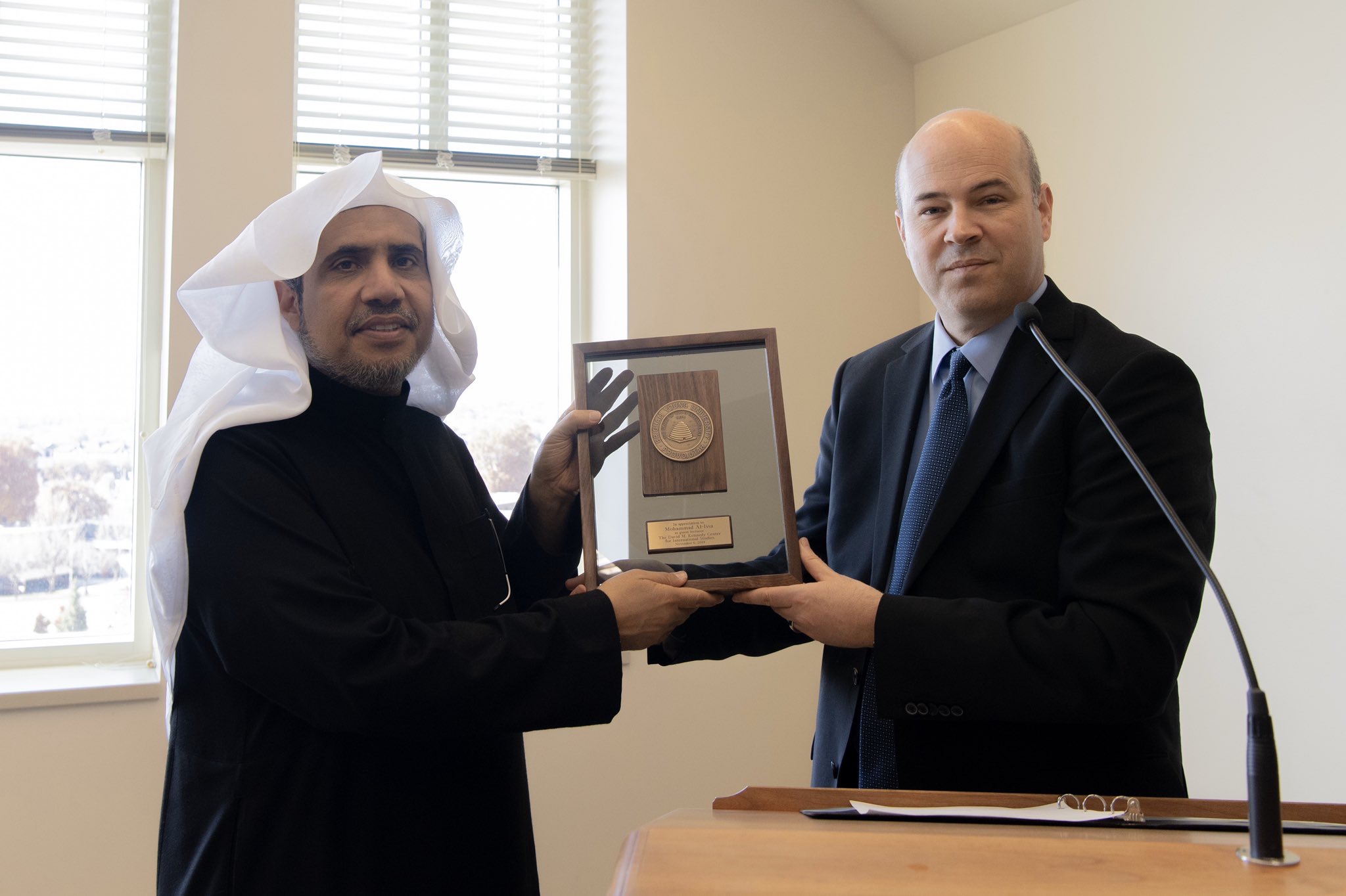 L’administration de l’université de Utah reçoit le D.Mohammad Alissa pour une conférence, lui remet l’emblème de l’Université et organise un repas à cet occasion.
