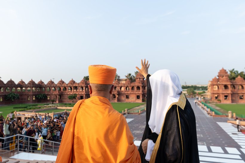 Yang Mulia Sekretaris Jenderal LMD, Ketua Asosiasi Ulama Muslim, Syekh Dr.Mohammad Al-issa mengunjungi para pemimpin Hindu di kantor pusat mereka di India, di mana mereka membahas beberapa topik yang menjadi kepentingan bersama.
