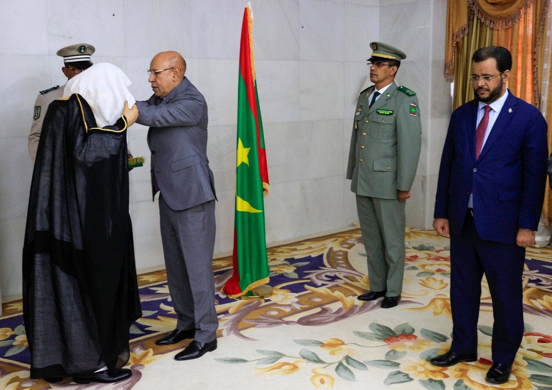Lors d'une cérémonie au Palais Présidentiel  Mohamed Ould Cheikh Ghazouani, Président de la République Islamique de Mauritanie, décerne à Mohammad Alissa la médaille de Commandeur de l'Ordre National du Mérite