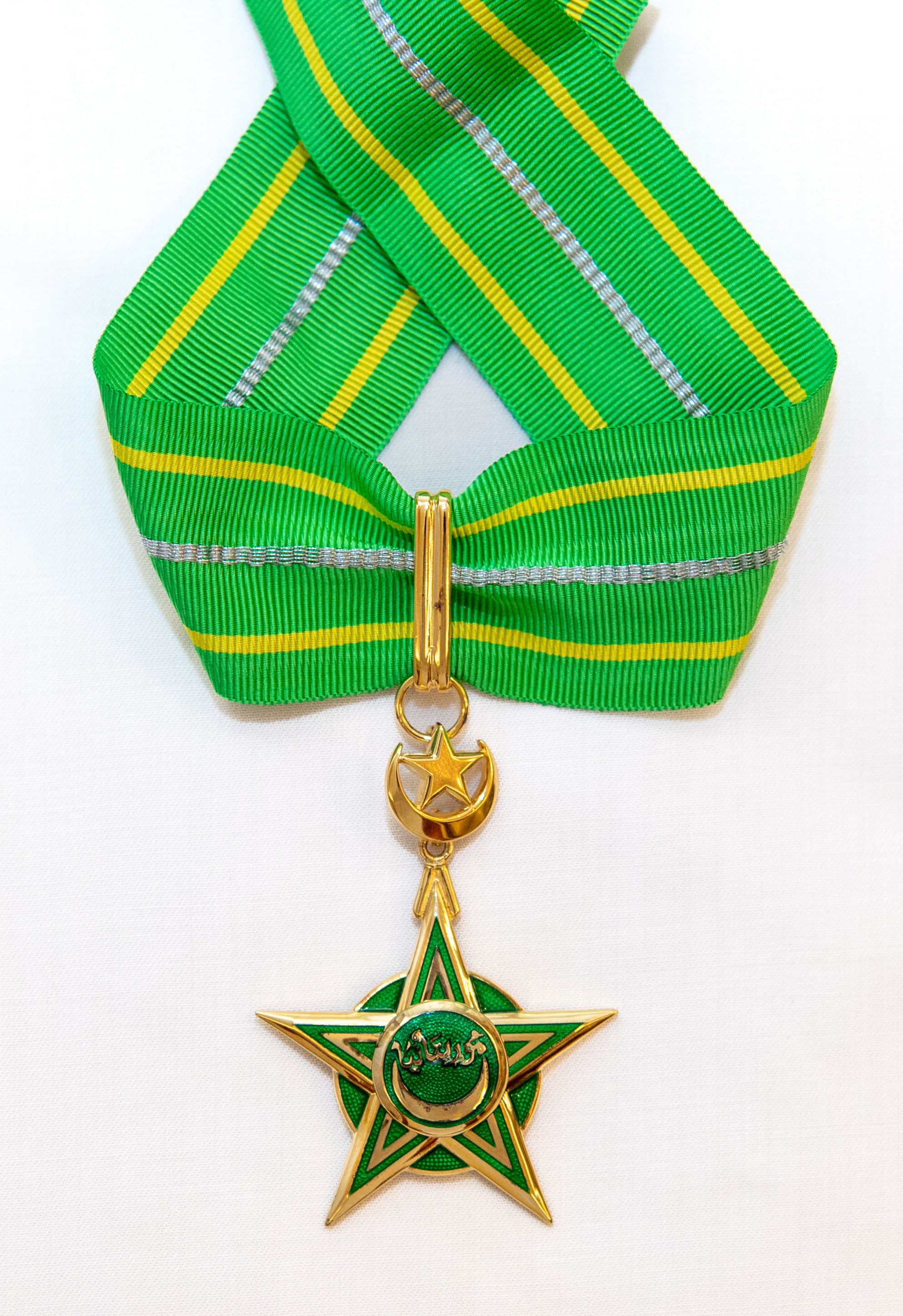 Lors d'une cérémonie au Palais Présidentiel  Mohamed Ould Cheikh Ghazouani, Président de la République Islamique de Mauritanie, décerne à Mohammad Alissa la médaille de Commandeur de l'Ordre National du Mérite