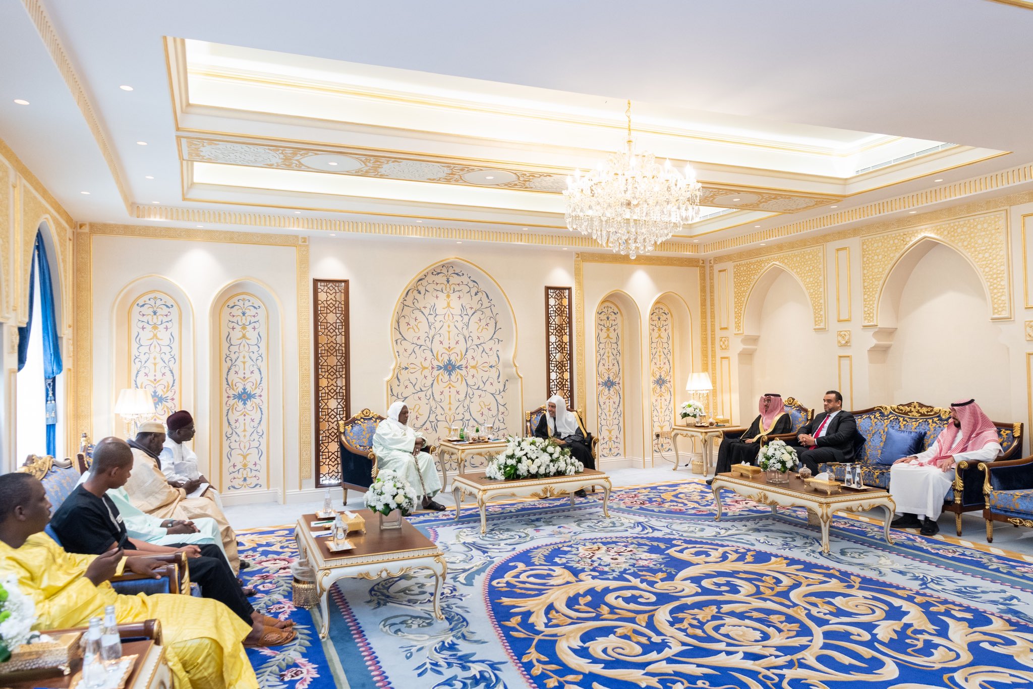 Yang Mulia Sekretaris Jenderal dan Ketua Asosiasi Cendekiawan Muslim, Yang Mulia Sheikh Dr. Muhammad Al-Issa, bertemu di kantornya di Makkah Al-Mukarramah, Yang Mulia Sheikh Mahmoud Dicko, pemimpin agama terkemuka di Mali dan semua Afrika.
