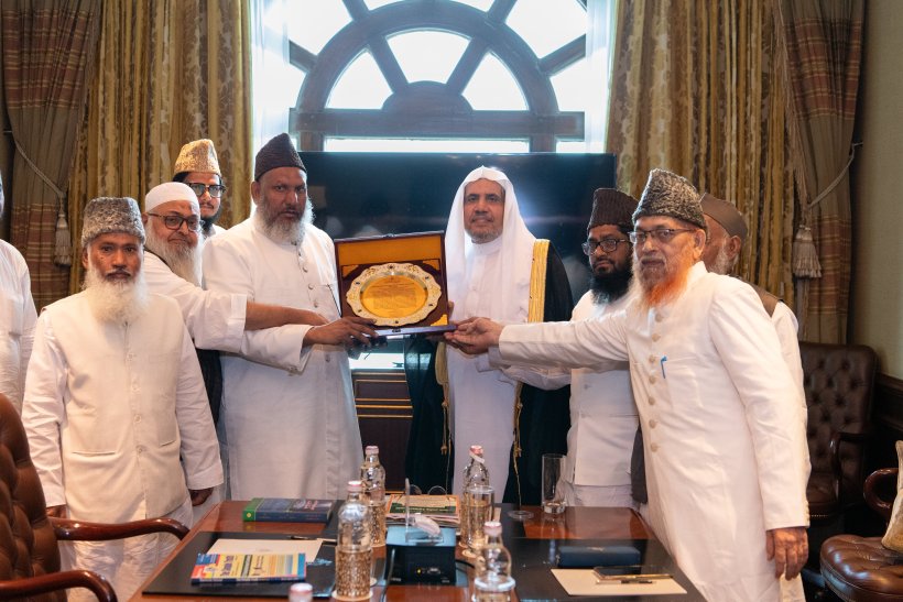 Yang Mulia Sekjen LMD, Ketua Asosiasi Ulama Muslim, Syekh Dr.Mohammad Al-issa bertemu dengan Yang Mulia Amir Jamiat Ahl Hadits di India, Syekh Dr. Asghar Ali Imam Mahdi Al-Salafi yag didampingi oleh sejumlah ulama &amp; pimpinan.