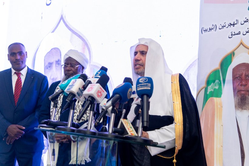 Yang Mulia Sekretaris Jenderal LMD, Ketua Asosiasi Ulama Muslim, Syekh Dr.Mohammad Al-issa mengunjungi Akademi Awolia di Addis Ababa, di hadapan Yang Mulia Presiden Dewan Islam Tertinggi Ethiopia, Syekh Haji Ibrahim.