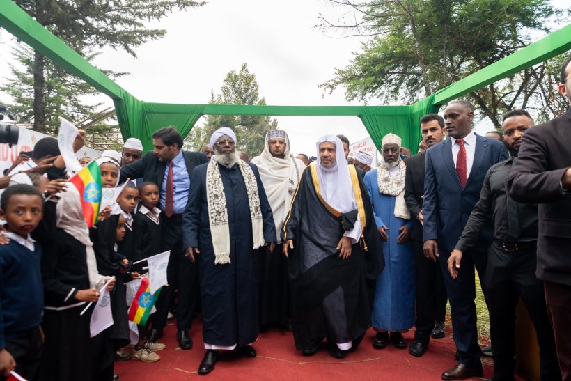 Yang Mulia Sekretaris Jenderal LMD, Ketua Asosiasi Ulama Muslim, Syekh Dr.Mohammad Al-issa mengunjungi Akademi Awolia di Addis Ababa, di hadapan Yang Mulia Presiden Dewan Islam Tertinggi Ethiopia, Syekh Haji Ibrahim.
