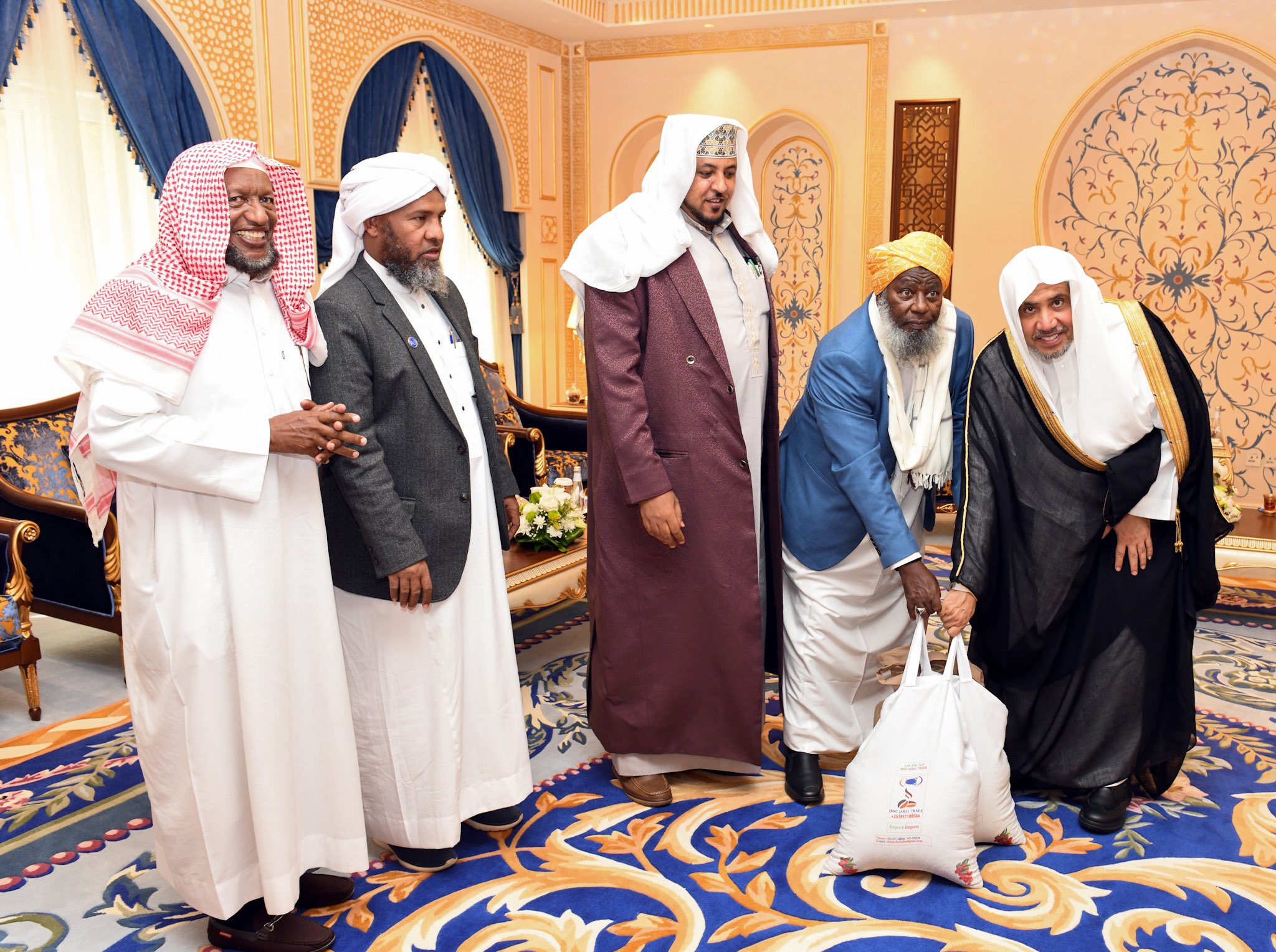 معالي الأمين العام، رئيس هيئة علماء المسلمين، فضيلة الشيخ د.⁧‫محمد العيسى‬⁩ يستقبل في مقر الرابطة بمكة المكرمة، سماحةَ رئيس المجلس الأعلى للشؤون الإسلامية في إثيوبيا، الشيخ د.حجي إبراهيم، والوفدَ المرافقَ له