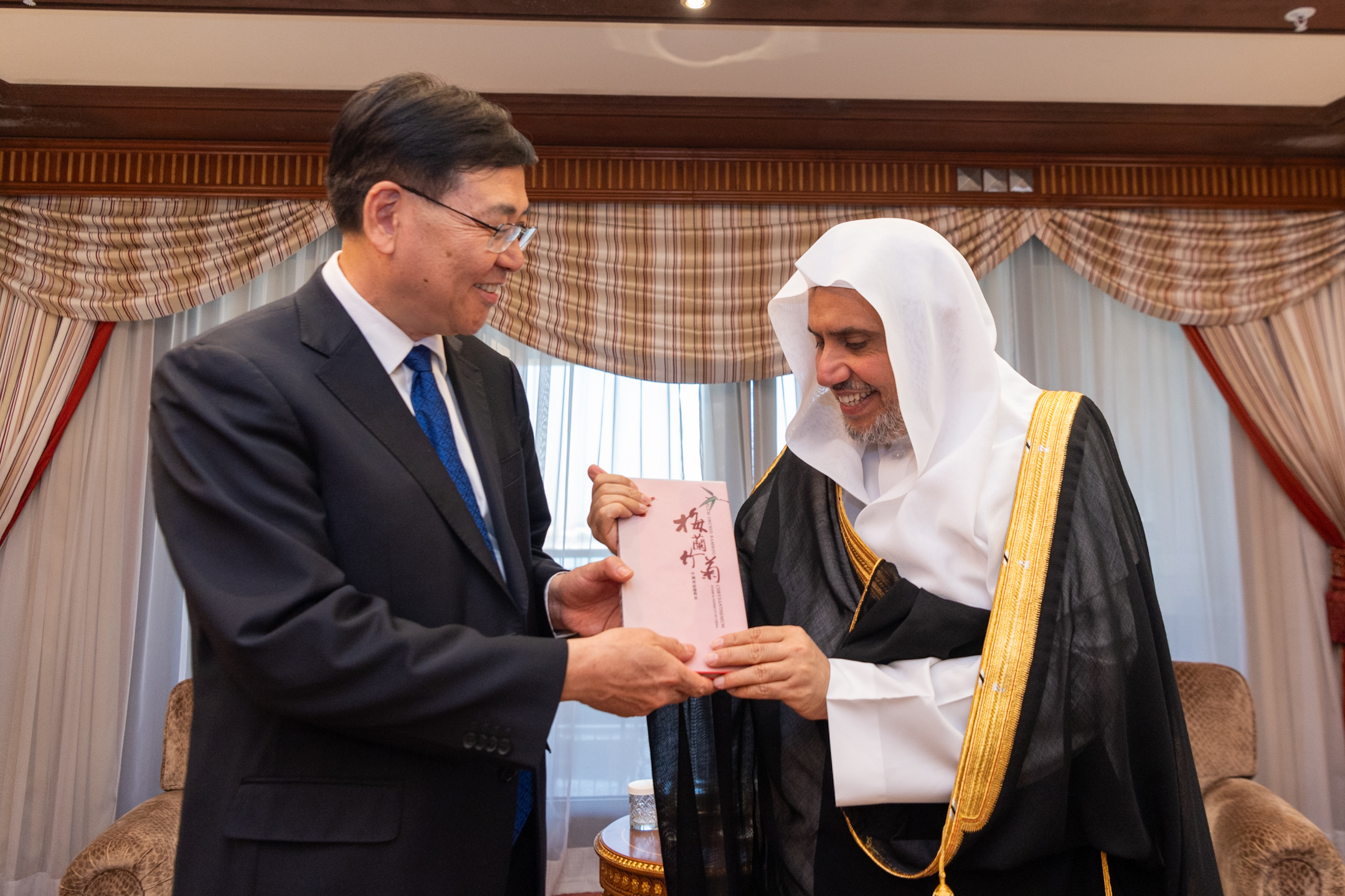 Le Secrétaire général de la LIM, Président de l'Organisation des savants musulmans, cheikh Mohammed Al-Issa a rencontré à Djeddah, le Président de l'Autorité nationale des affaires religieuses de la République de Chine, M. Chen Ruifeng