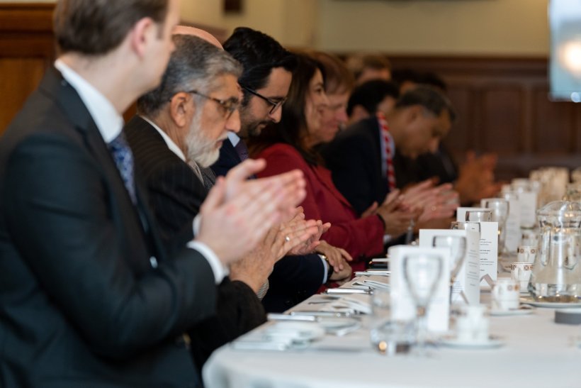Parlemen Inggris mengadakan acara makan malam di Istana Westminster, untuk Sekjen LMD, Dr. Mhmd Alissa yang dipandu oleh Ketua Komite Lingkungan Parlemen, Tn. Stephen Tims.