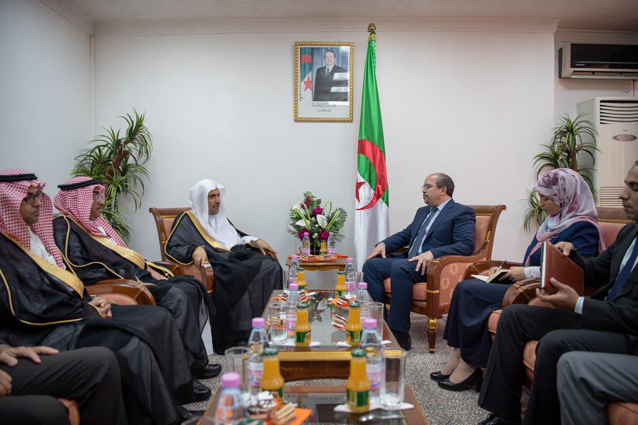 وزير الشؤون الدينية والأوقاف الجزائري خلال استقباله الأمين العام للرابطة