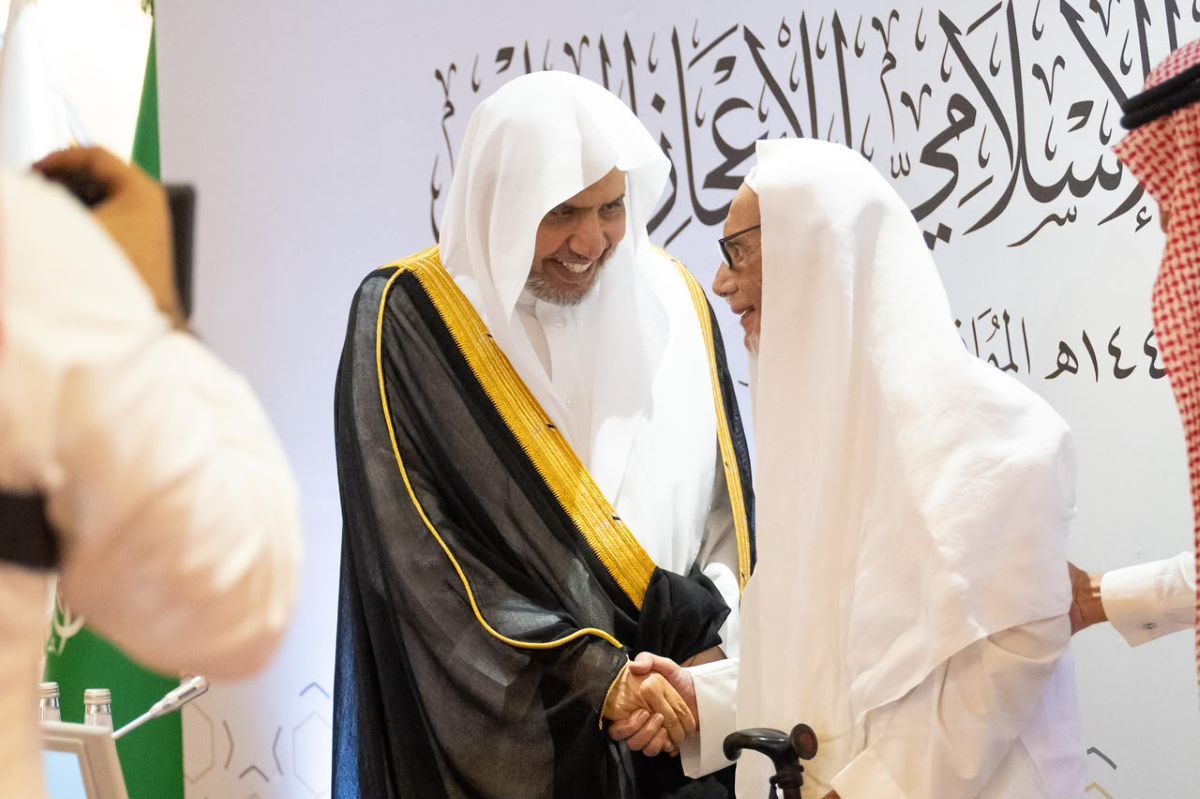 در جریان افتتاح «همایش بین‌المللی اعجاز علمی در قرآن و سنت»:  دکتر العیسی «دانشنامه سازمان همبستگی جهان اسلام درباره اعجاز علمی در قرآن وسنت» را راه‌اندازی کرد