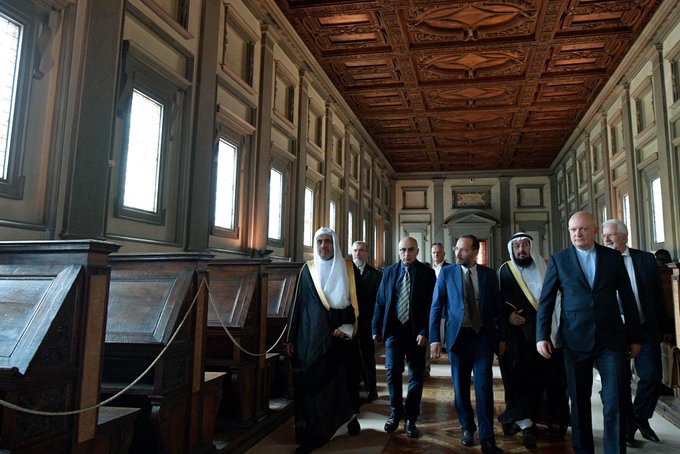 معالي أمين عام ⁧رابطة العالم الإسلامي⁩ الشيخ د. محمد العيسى يزور مكتبة (لاورنتسيانا) في ⁧فلورنسا⁩ الإيطالية، حيث كان في استقباله مدير المكتبة، مستعرضاً عدداً من الوثائق والمؤلفات التاريخية، من بينها 11 ألف مخطوط نادر، تشمل 100 مخطوط للقرآن الكريم