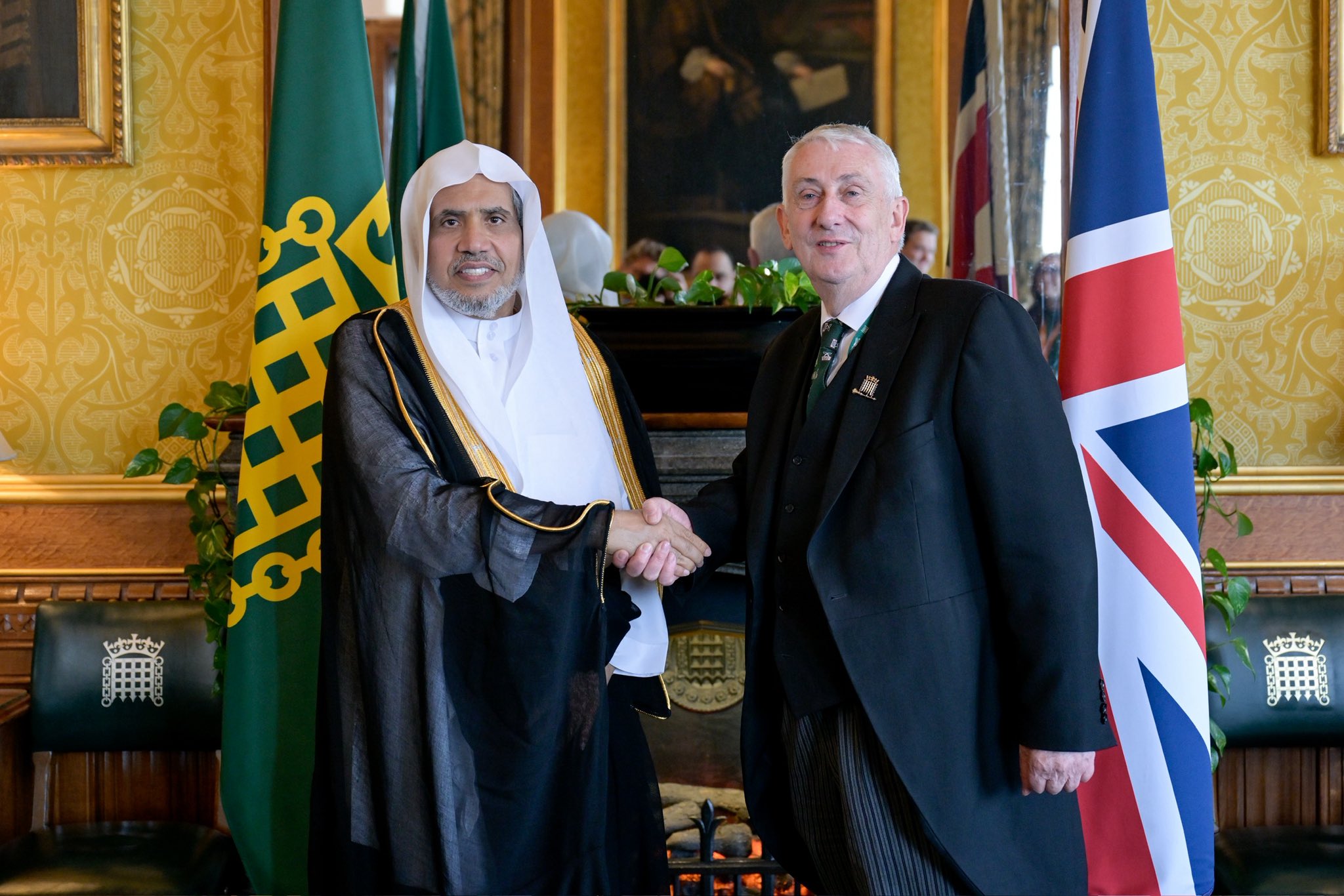 El Secretario General y Presidente de la Comisión de Ulemas, el Sheij Mohammed Al-Issa, se reunió con el Presidente de la Cámara de los comunes, Sir Lindsay Hoyle, en su despacho en Westminster, Londres.