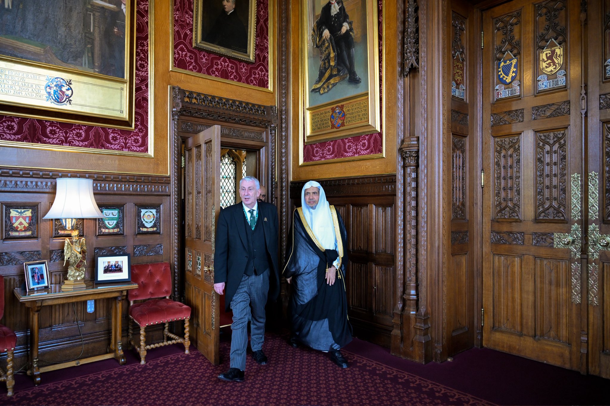 El Secretario General y Presidente de la Comisión de Ulemas, el Sheij Mohammed Al-Issa, se reunió con el Presidente de la Cámara de los comunes, Sir Lindsay Hoyle, en su despacho en Westminster, Londres.