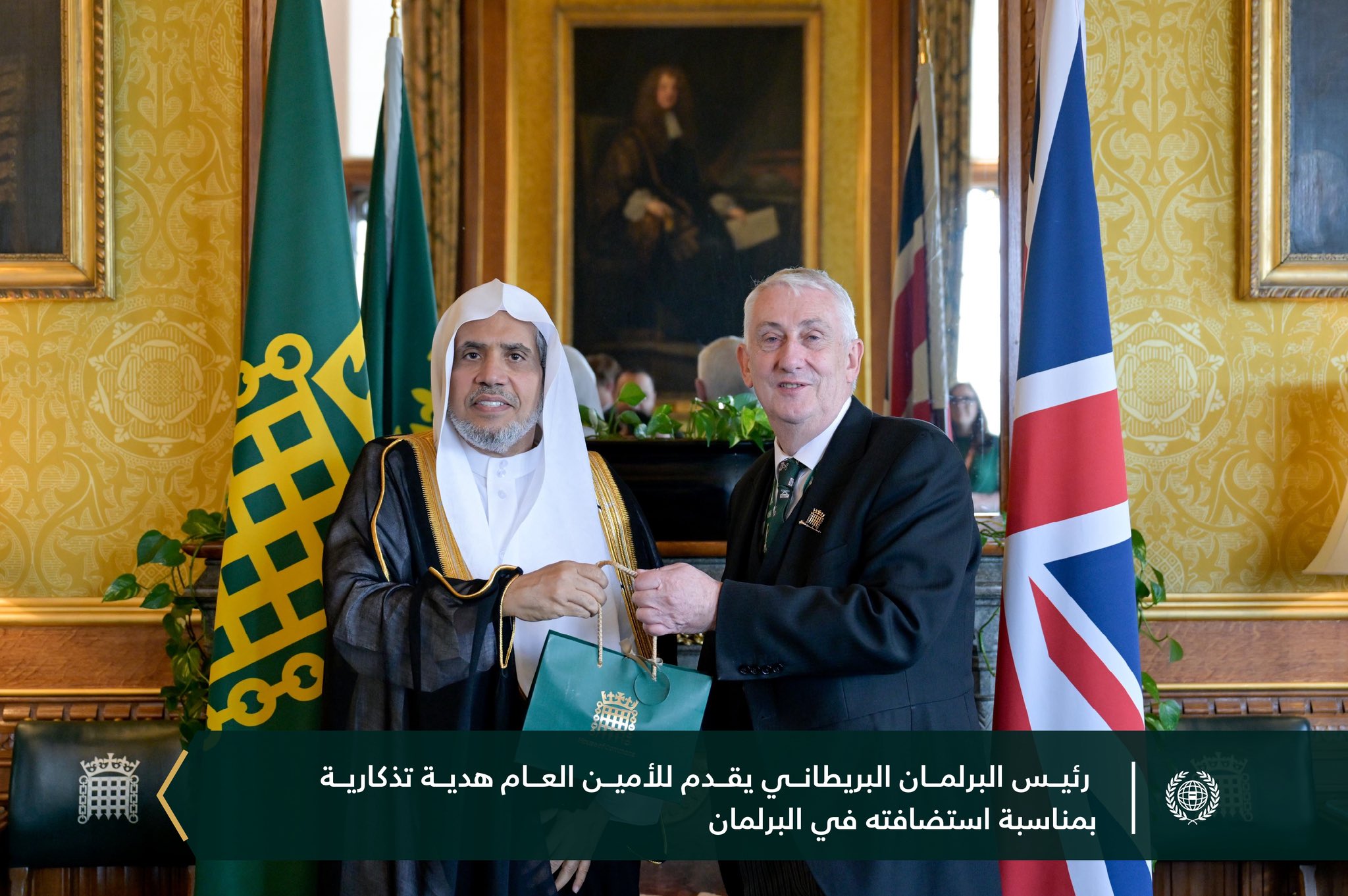 El Secretario General y Presidente de la Comisión de Ulemas, el Sheij Mohammed Al-Issa, se reunió con el Presidente de la Cámara de los comunes, Sir Lindsay Hoyle, en su despacho en Westminster, Londres.