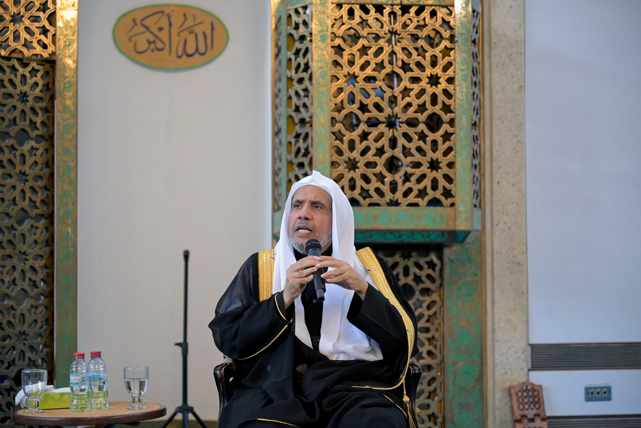 The Islamic Centre in London, the capital of the United Kingdom, hosted an expanded meeting between the Secretary-General and Chairman of the Ulemas Commission, Sheikh MohammedAlissa, and Muslim leaders from across the UK.