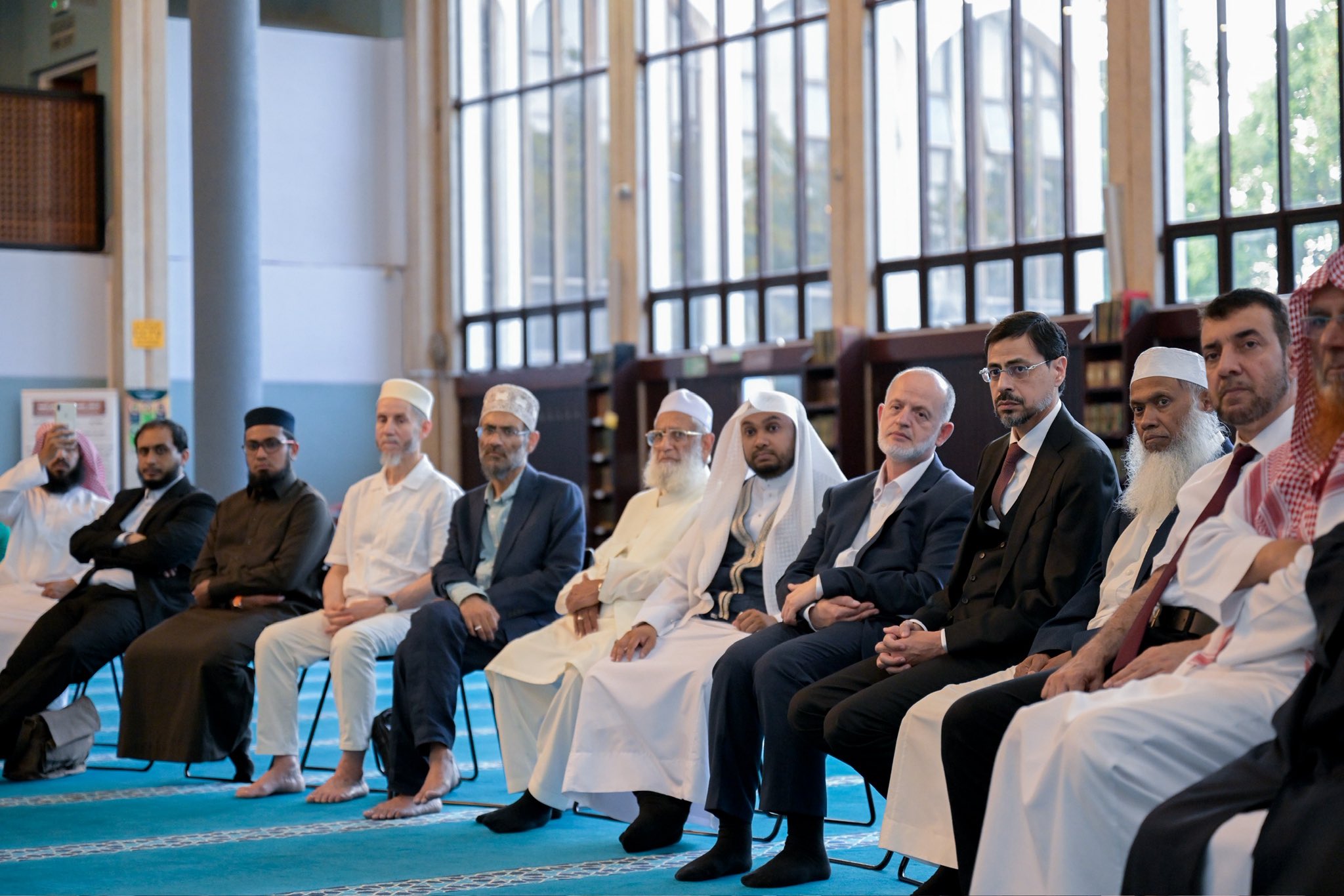 Le Centre Islamique de Londres, capitale du Royaume-Uni, a accueilli une rencontre élargie entre le Secrétaire général et Président de l’Organisation des savants musulmans, cheikh Mohammed Alissa, et les responsables musulmans de tout le Royaume-Uni
