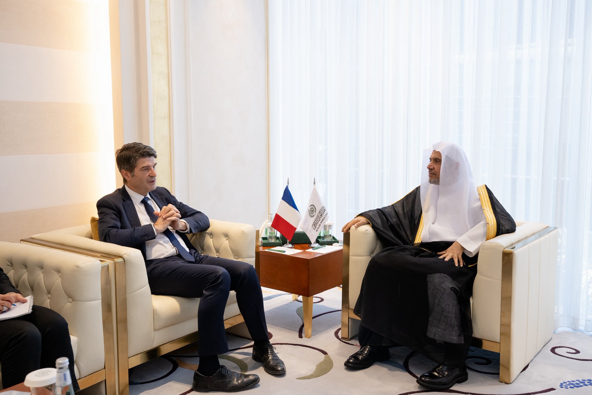 ‏التقى معالي الأمين العام، رئيس هيئة علماء المسلمين، فضيلة الشيخ د.⁧‫محمد العيسى‬⁩ ⁦‪‬⁩، في مكتبه بالرياض، ظهر اليوم، سعادةَ سفير الجمهورية الفرنسية لدى المملكة العربية السعودية، السيد باتريك ميزوناف. ‏وجرى خلال اللقاء مناقشةُ الموضوعات ذات الاهتمام المُشترَك.