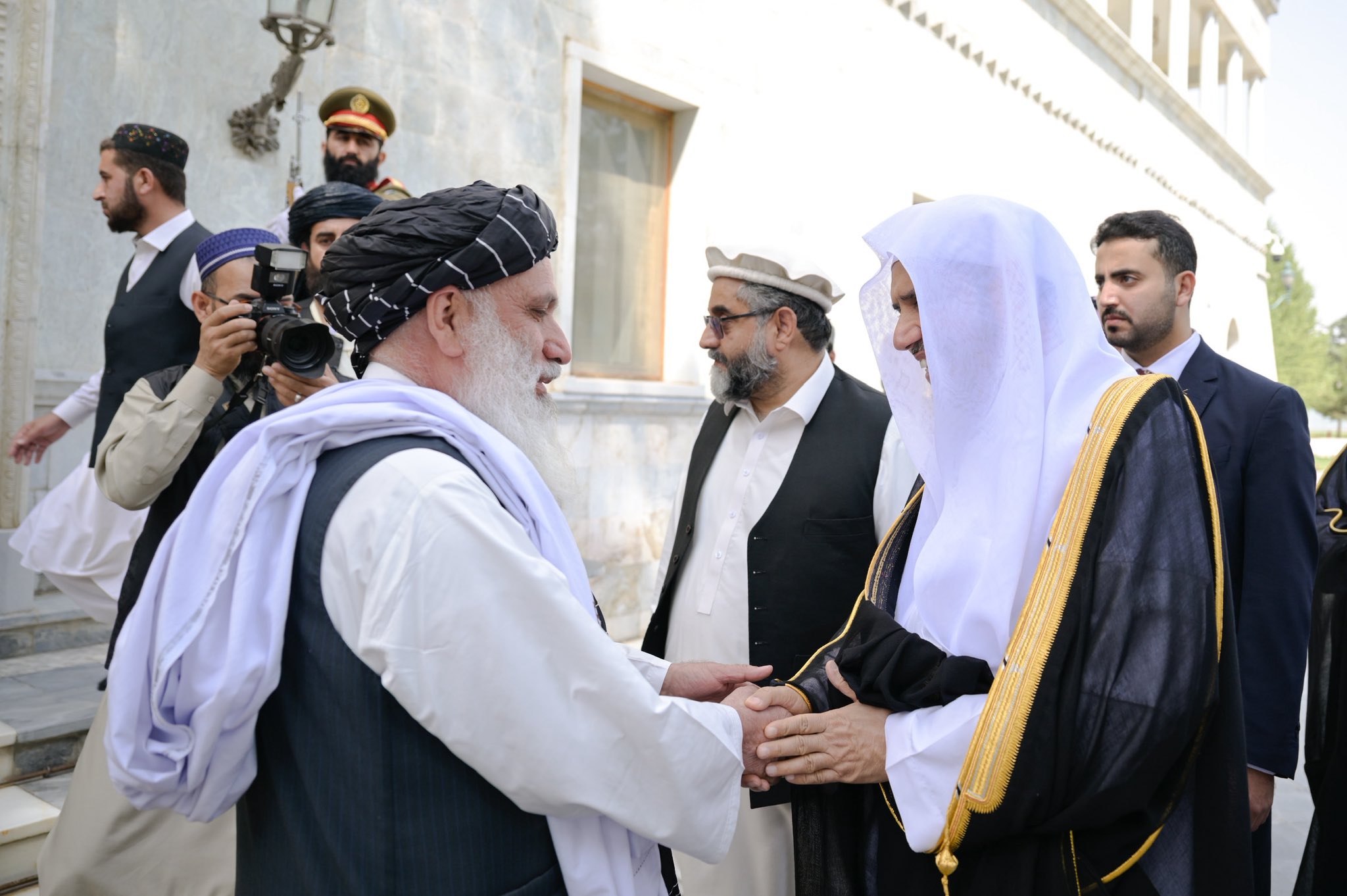 نخست‌وزیر افغانستان، ملا محمد حسن آخوند، در کاخ ریاست وزرای کابل، از دبیرکل محترم و رئیس انجمن علمای مسلمان، جناب آقای دکتر شیخ محمد العيسى     که روز گذشته در چارچوب یک سفر رسمی وارد کابل شده بود، استقبال کرد