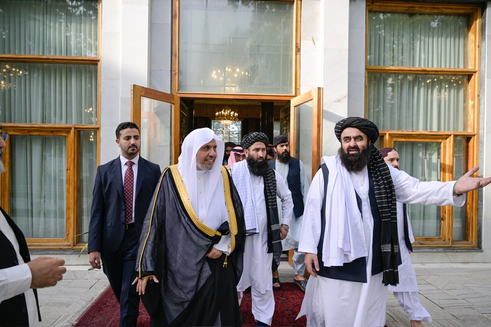 H.E. Sheikh Dr. Mohammed Alissa, Secretary-General of the Muslim World League (MWL) and Chairman of the Organization of Muslim Scholars, met with H.E. Mawlawi Amir Khan Muttaqi, Minister of Foreign Affairs of Afghanistan, in the Security Council Hall at the Presidential Palace.