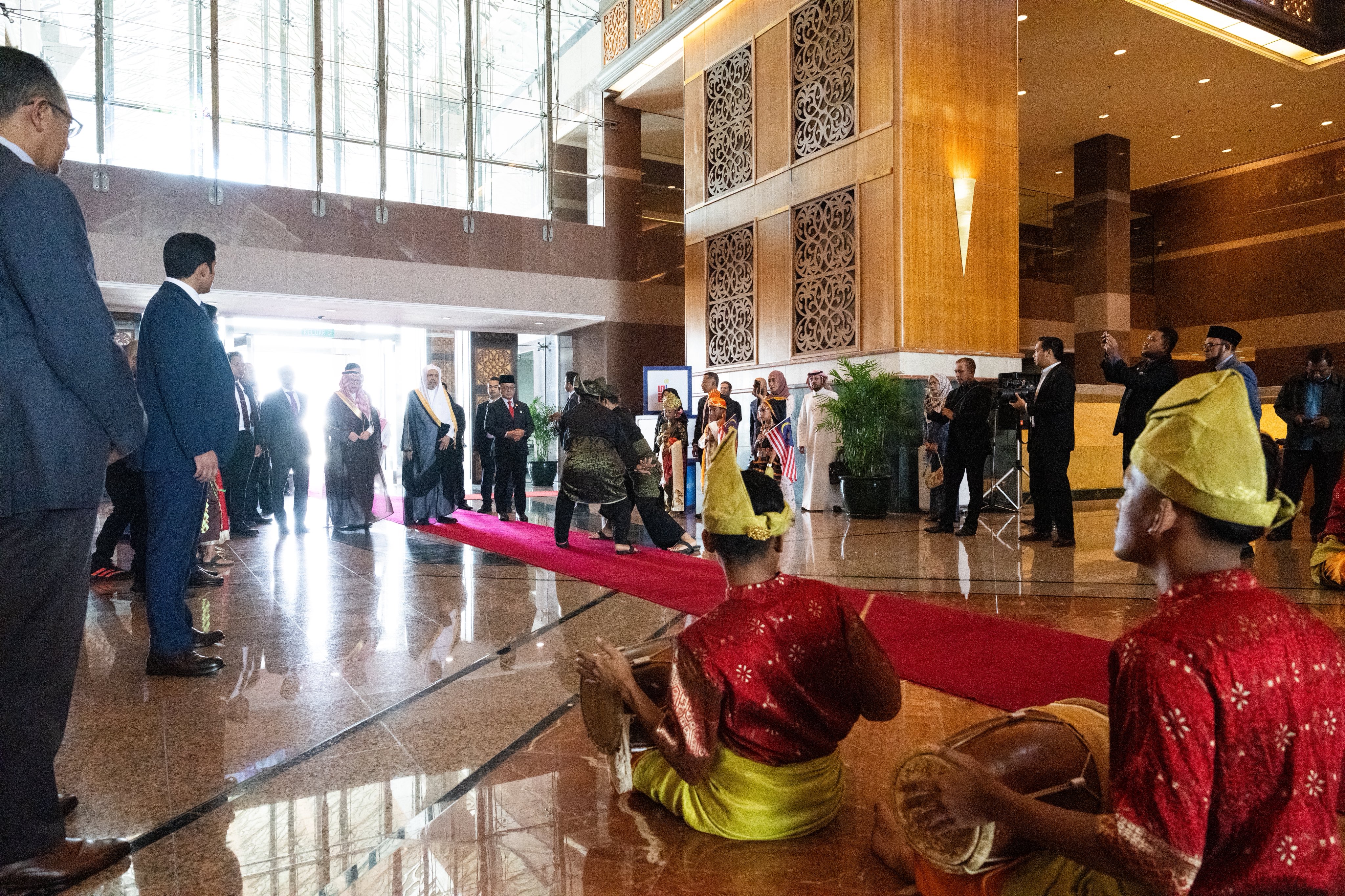 Le Secrétaire général, Président de l’Organisation des savants musulmans, cheikh Mohammed Al-Issa, est arrivé aujourd’hui à la tête d’une délégation de la Ligueislamiquemondiale à l’aéroport international de Kuala Lumpur