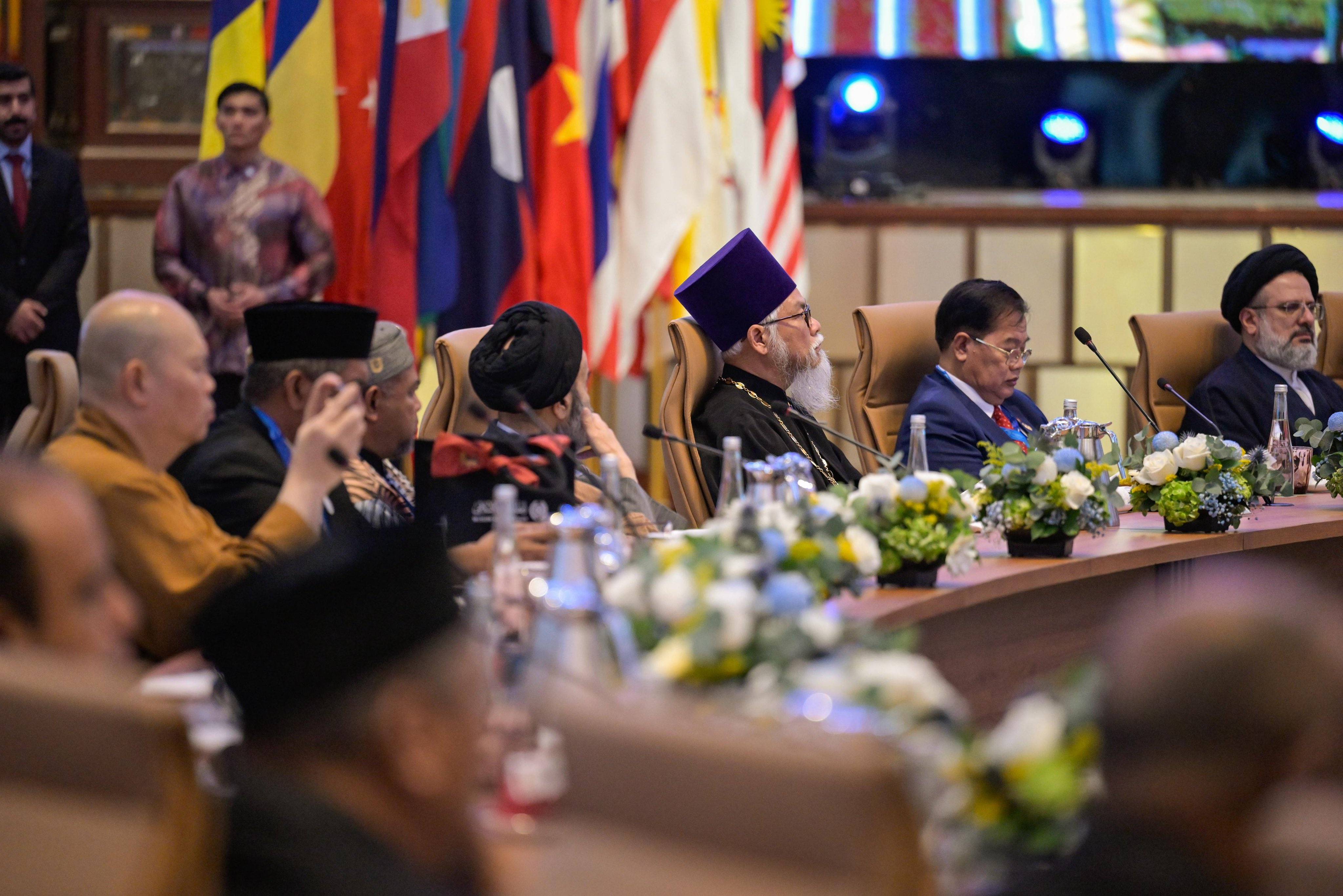 El Primer Ministro de Malasia, Dato’ Seri Anwar Ibrahim, y Su Excelencia el Sheij Dr. Mohammed Al-Issa , Secretario General y Presidente del Consejo de Ulemas, inauguraron la segunda Cumbre Internacional de Líderes Religiosos