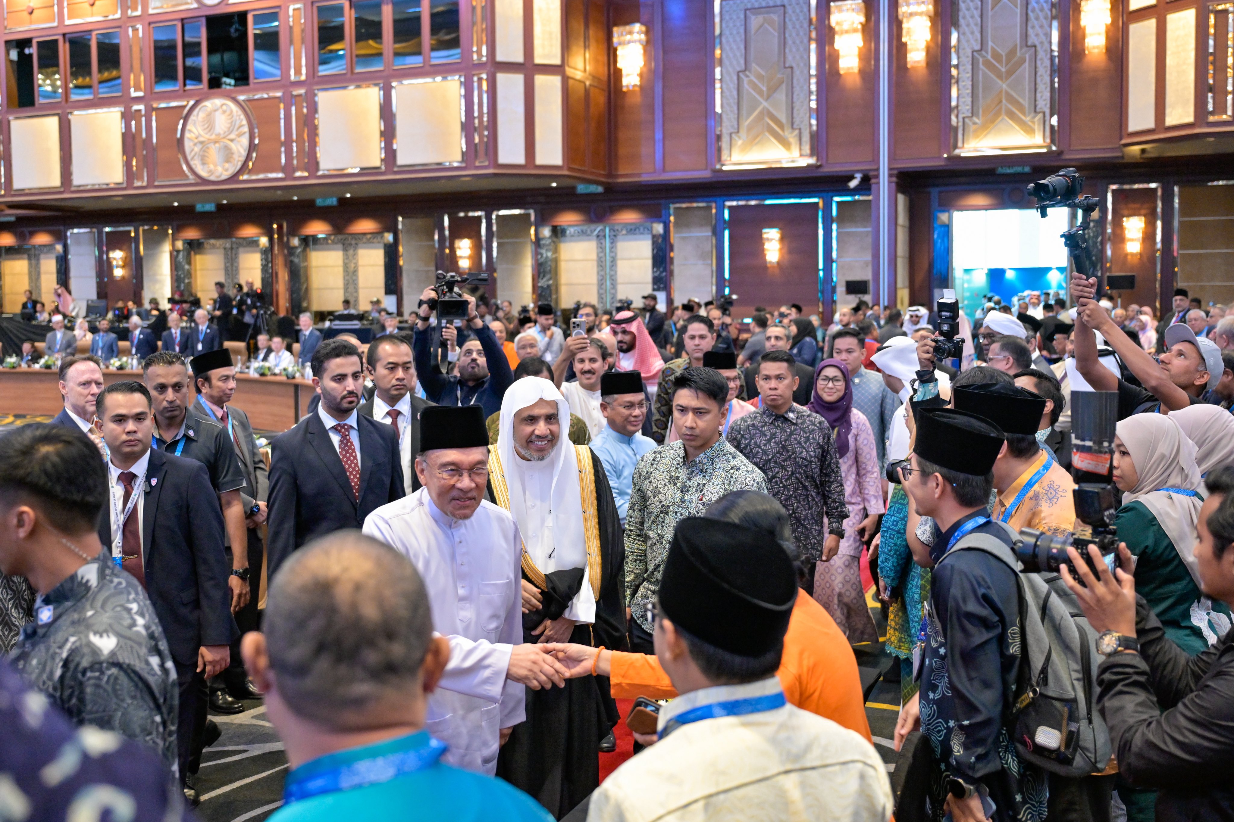 El Primer Ministro de Malasia, Dato’ Seri Anwar Ibrahim, y Su Excelencia el Sheij Dr. Mohammed Al-Issa , Secretario General y Presidente del Consejo de Ulemas, inauguraron la segunda Cumbre Internacional de Líderes Religiosos