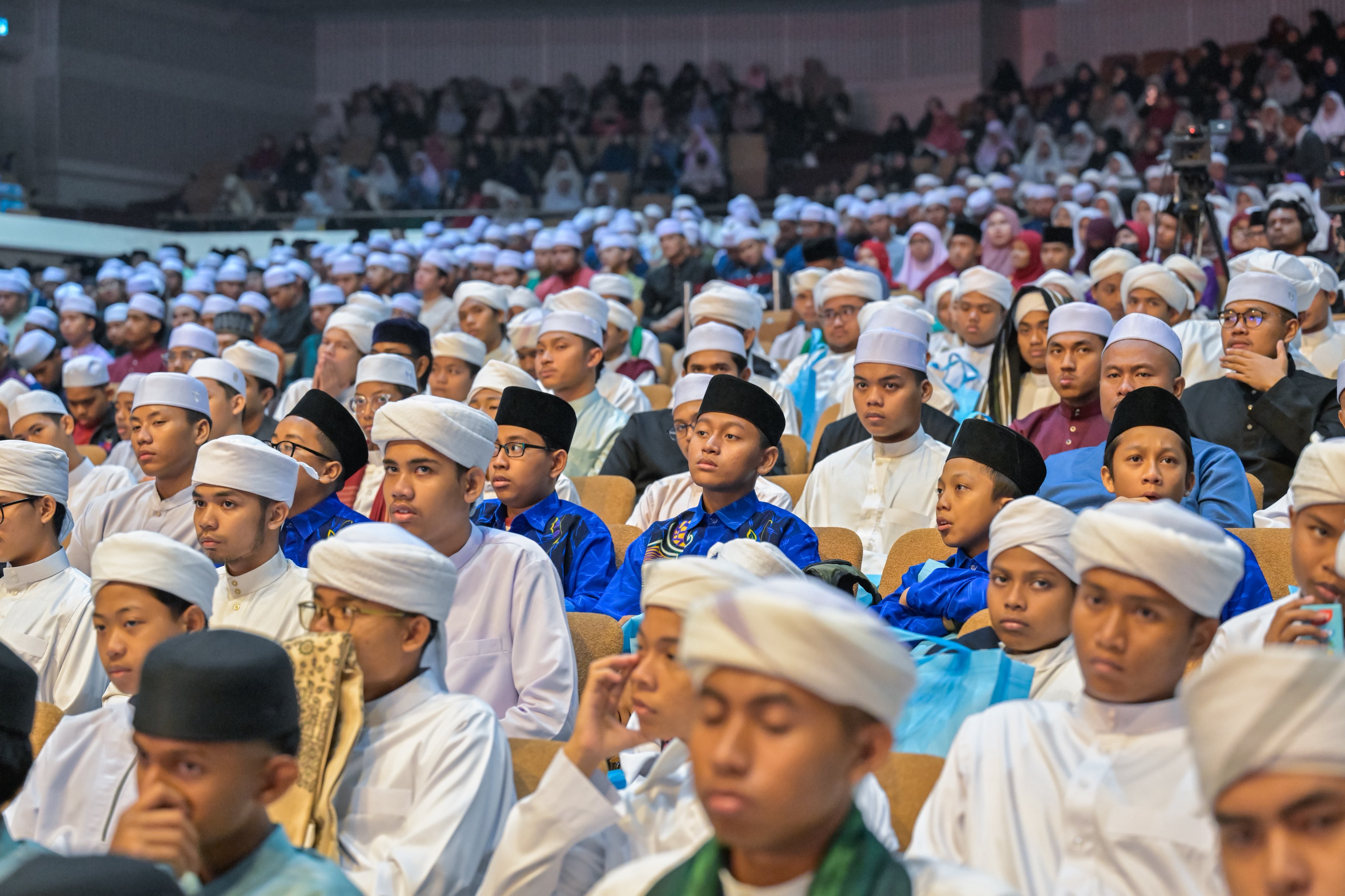 Liga Muslim Dunia menutup forum ini dengan wisuda angkatan pertama dari program "Sertifikasi Pengesahan Ijazah Al-Qur'an"