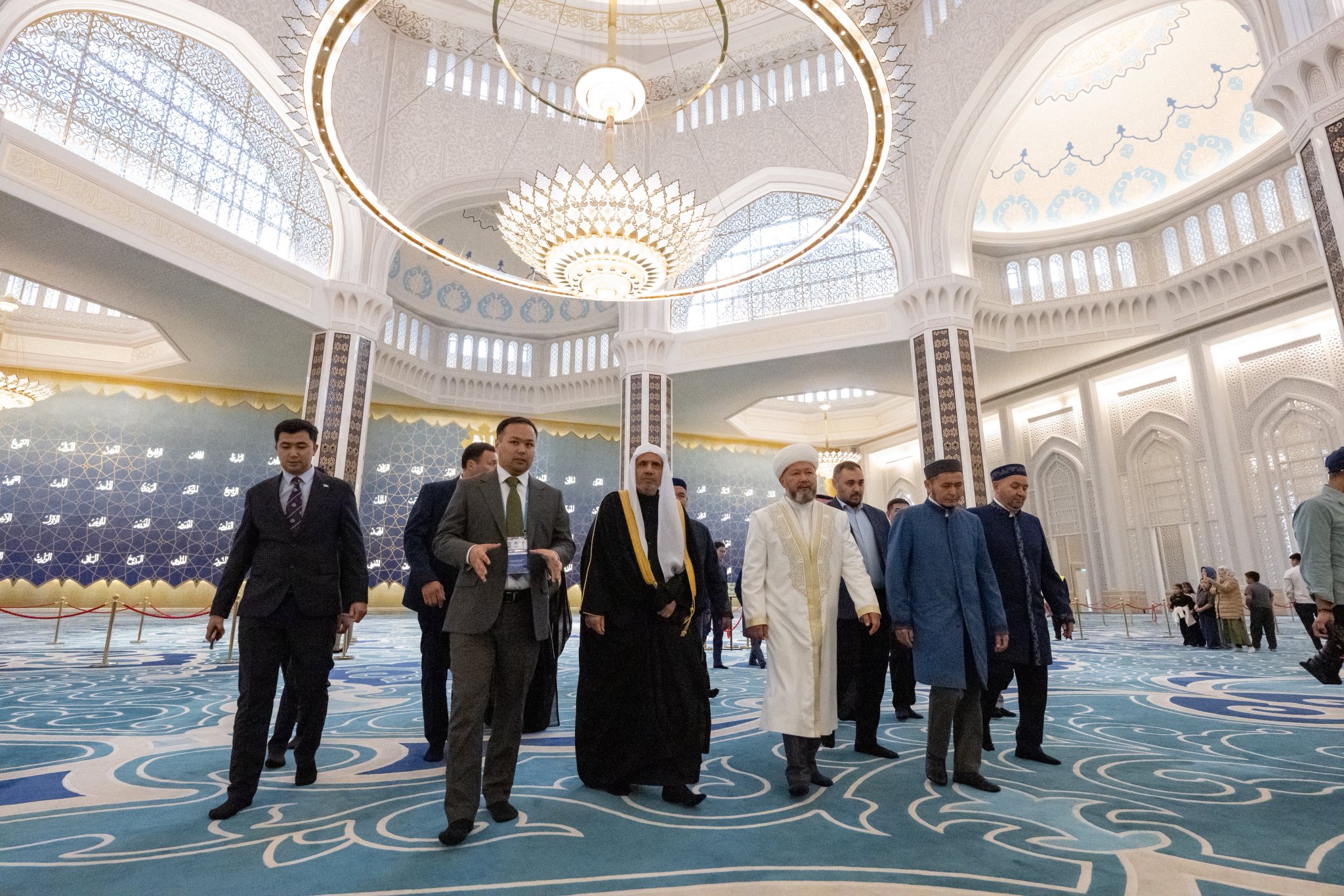 Salah satu masjid terbesar di dunia, dan yang terbesar di "Asia Tengah", dengan kapasitas hingga sekitar 300 ribu jamaah termasuk pelatarannya..