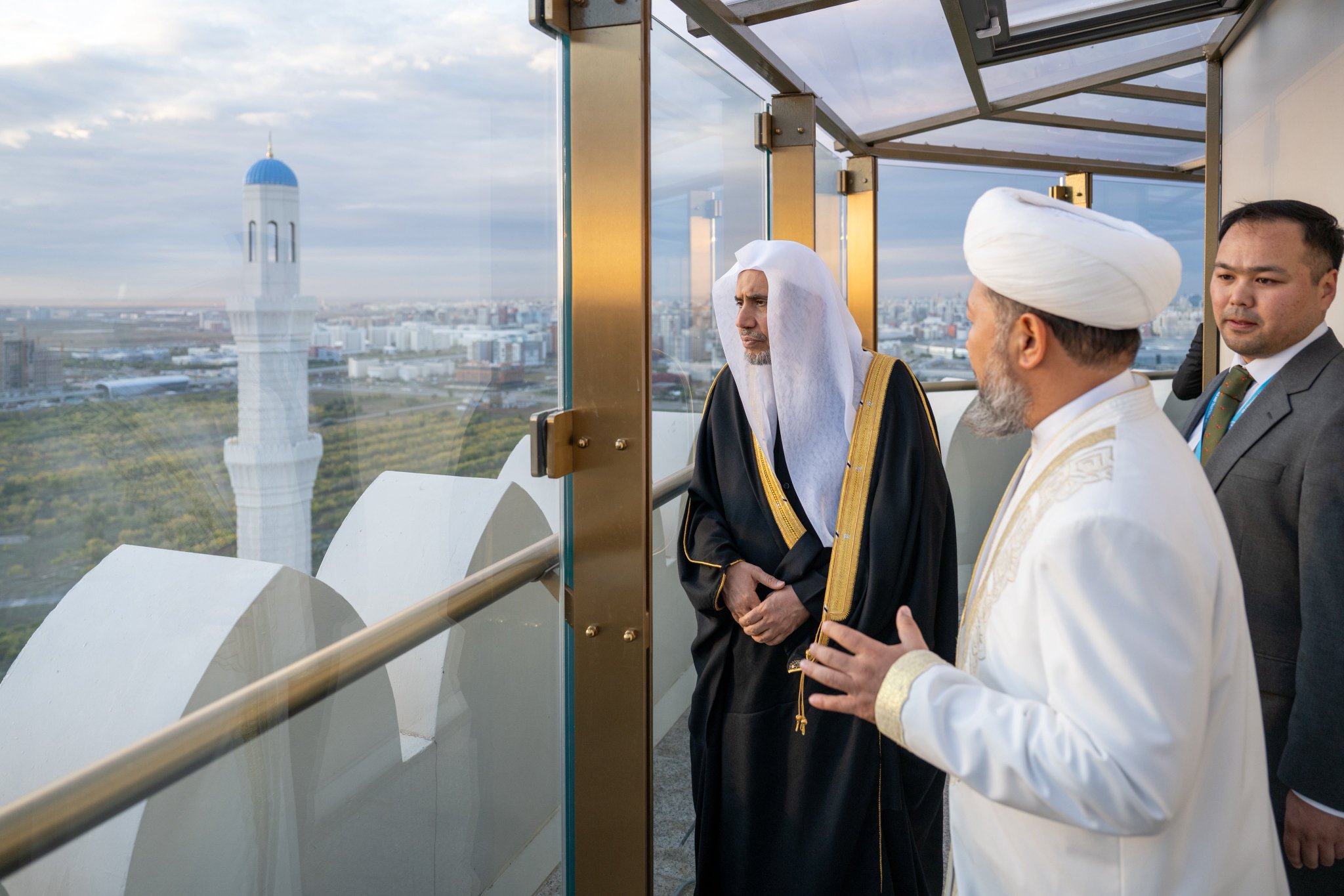 Le Secrétaire général de la Ligue islamique mondiale, Président de l’Organisation des savants musulmans, cheikh Mohammed Al-Issa a visité la grande mosquée d’Astana où il a suivi une présentation à son sujet donnée par le grand mufti  cheikh Nourzbay Haji