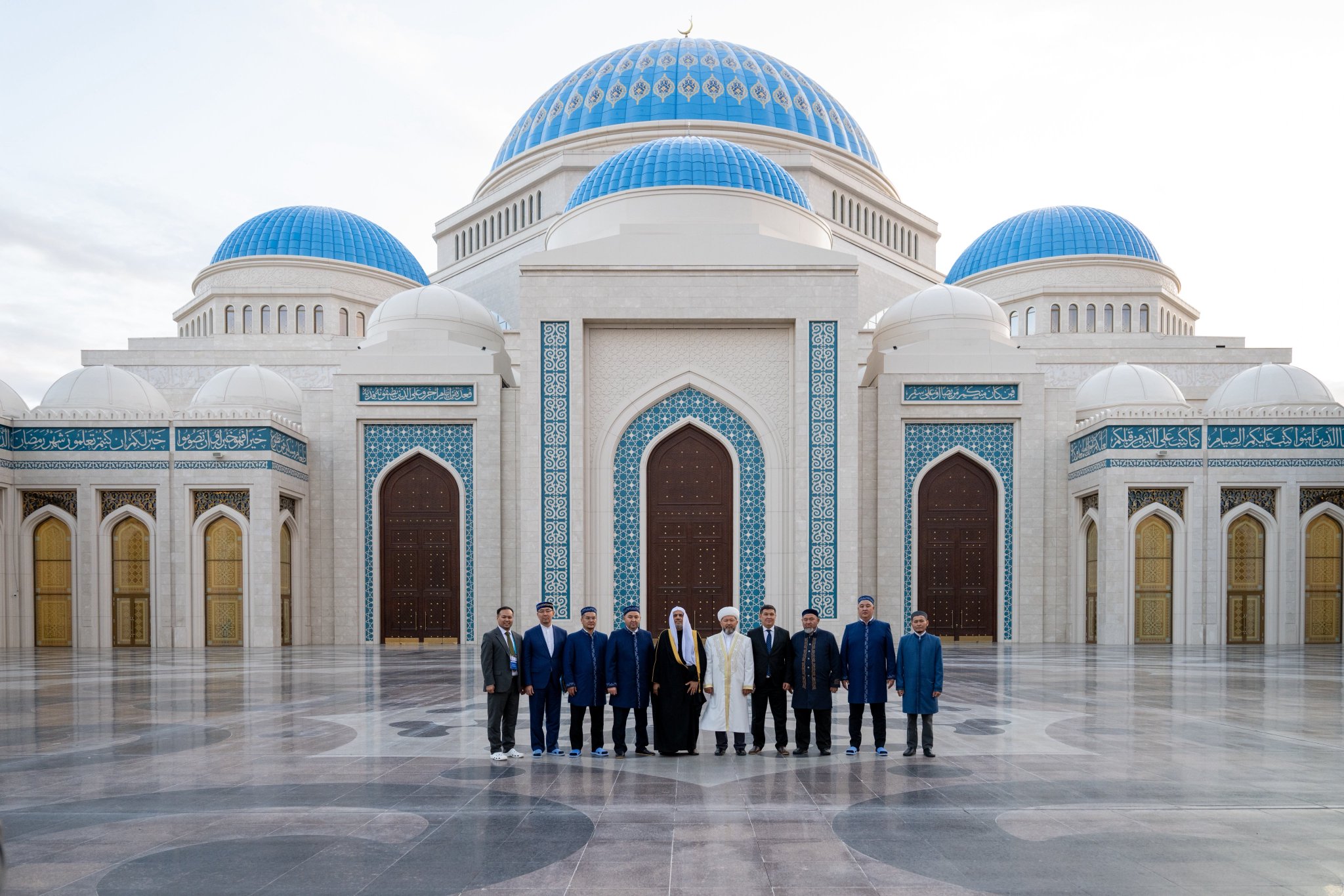 Le Secrétaire général de la Ligue islamique mondiale, Président de l’Organisation des savants musulmans, cheikh Mohammed Al-Issa a visité la grande mosquée d’Astana où il a suivi une présentation à son sujet donnée par le grand mufti  cheikh Nourzbay Haji