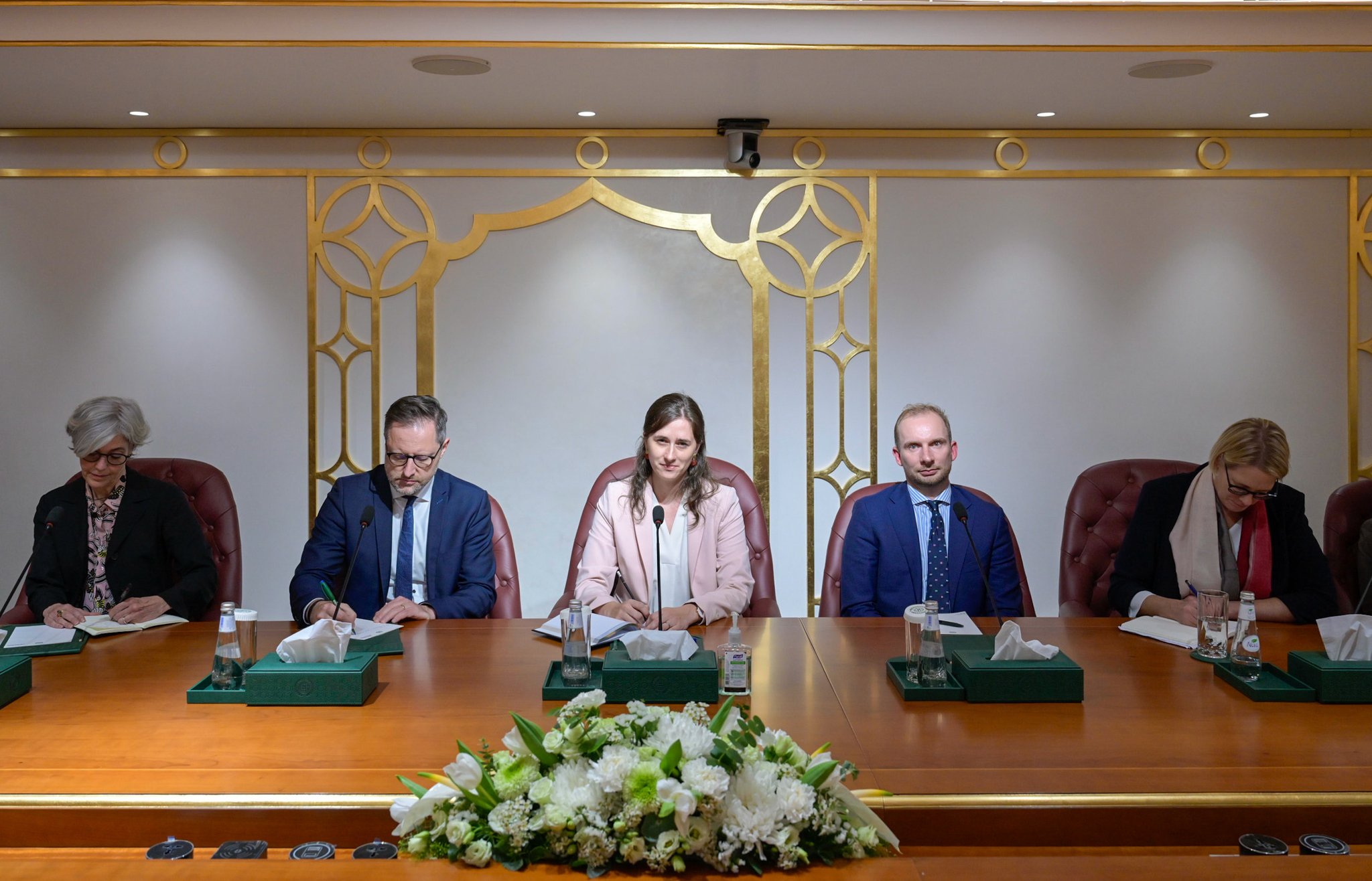 جناب دبیرکل سازمان همبستگی جهان اسلام و رئیس انجمن علمای مسلمان، آقاي دکتر شيخ محمد العیسی , در دفتر خود در ریاض، هیئتی از اندیشمندان و رهبران فکری آلمان را که نمایندگان مراکز مختلف پژوهش و اندیشه بودند، به حضور پذیرفت