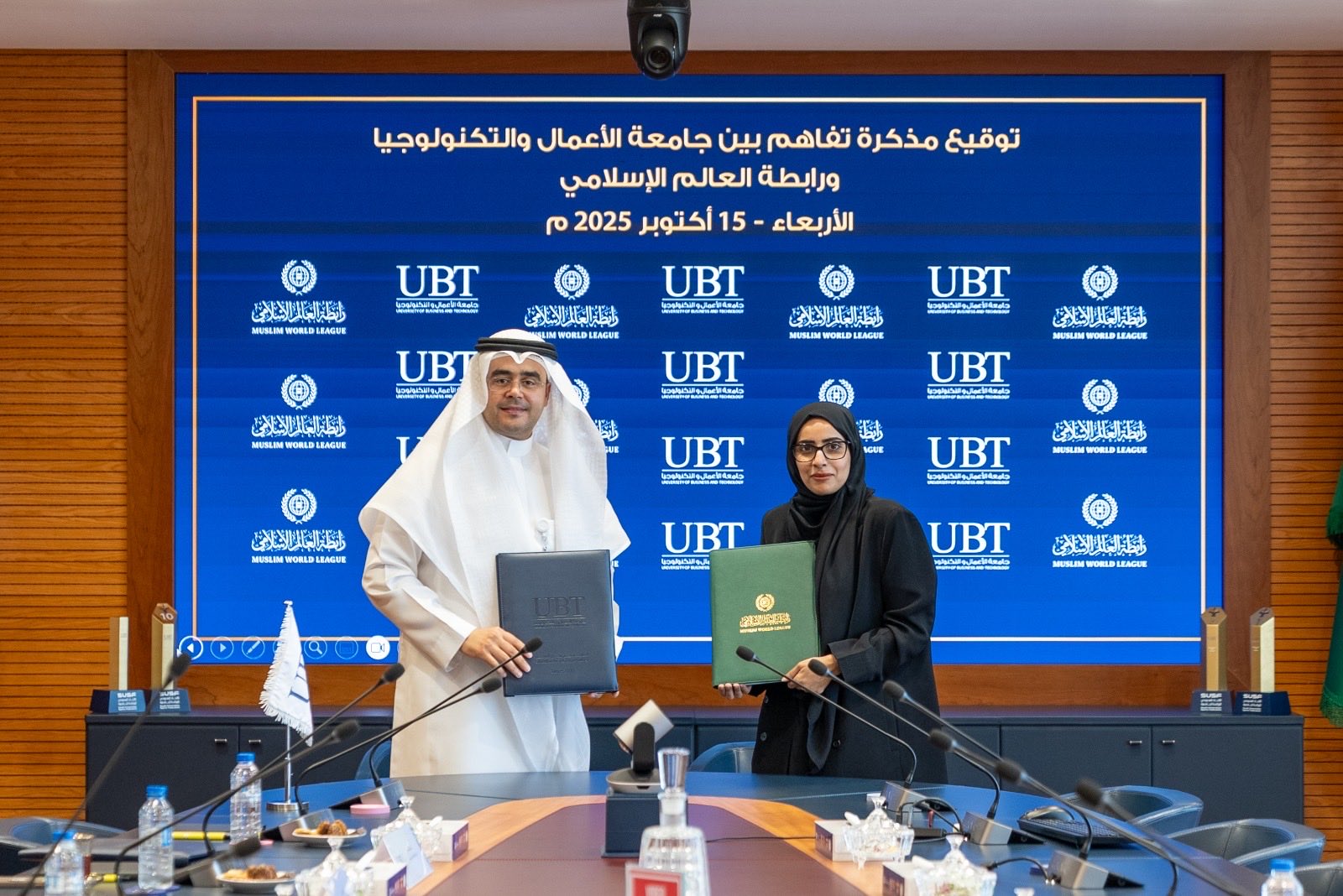‏في إطارِ مواصلةِ تفعيل مبادرةِ تعليم الفتيات في المُجتمعات المسلمة: ‏⁧‫رابطة العالم الإسلامي‬⁩ توقِّع مذكرةَ تفاهمٍ مع جامعة العلوم والتكنولوجيا الأهلية، لـ"تعليم اللغة العربية لغير الناطقين"، وتقديم محاضراتٍ عن "بُعد" للطالبات.