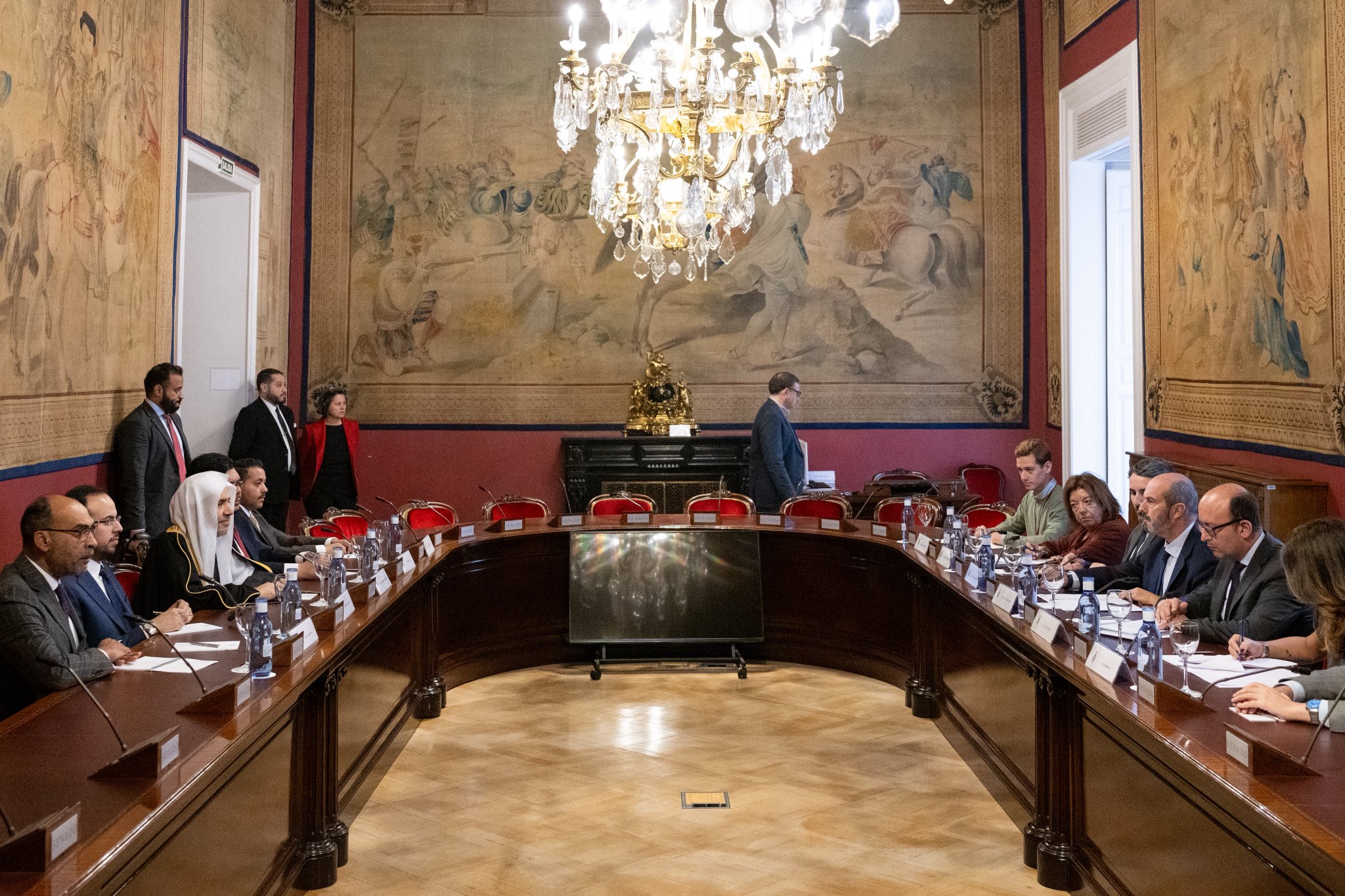 عزت مآب شيخ ڈاکٹر محمد العیسی نے دارالحکومت میڈرڈ میں،  ہسپانوی سینیٹ کے ہیڈکوارٹر میں سینٹ کے چیئرمین ، جناب پیدرو رویان سے ملاقات کی