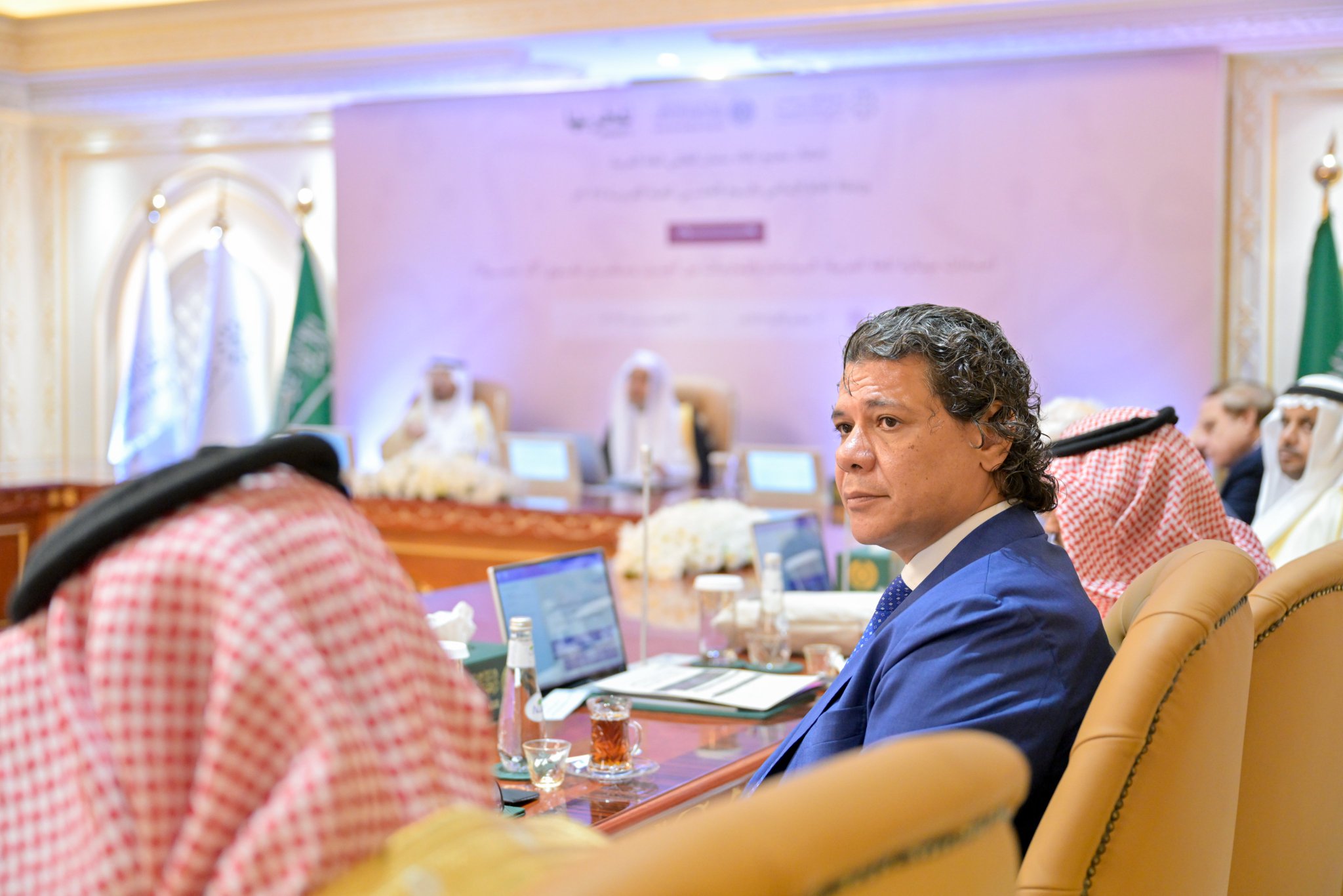 Lanzamiento de las primeras actividades de celebración del Día Mundial de la Lengua Árabe, organizadas por el Centro Mundial Rey Salman para la lengua árabe y por la Liga del Mundo Islamico, en la sede de la Liga en La Meca