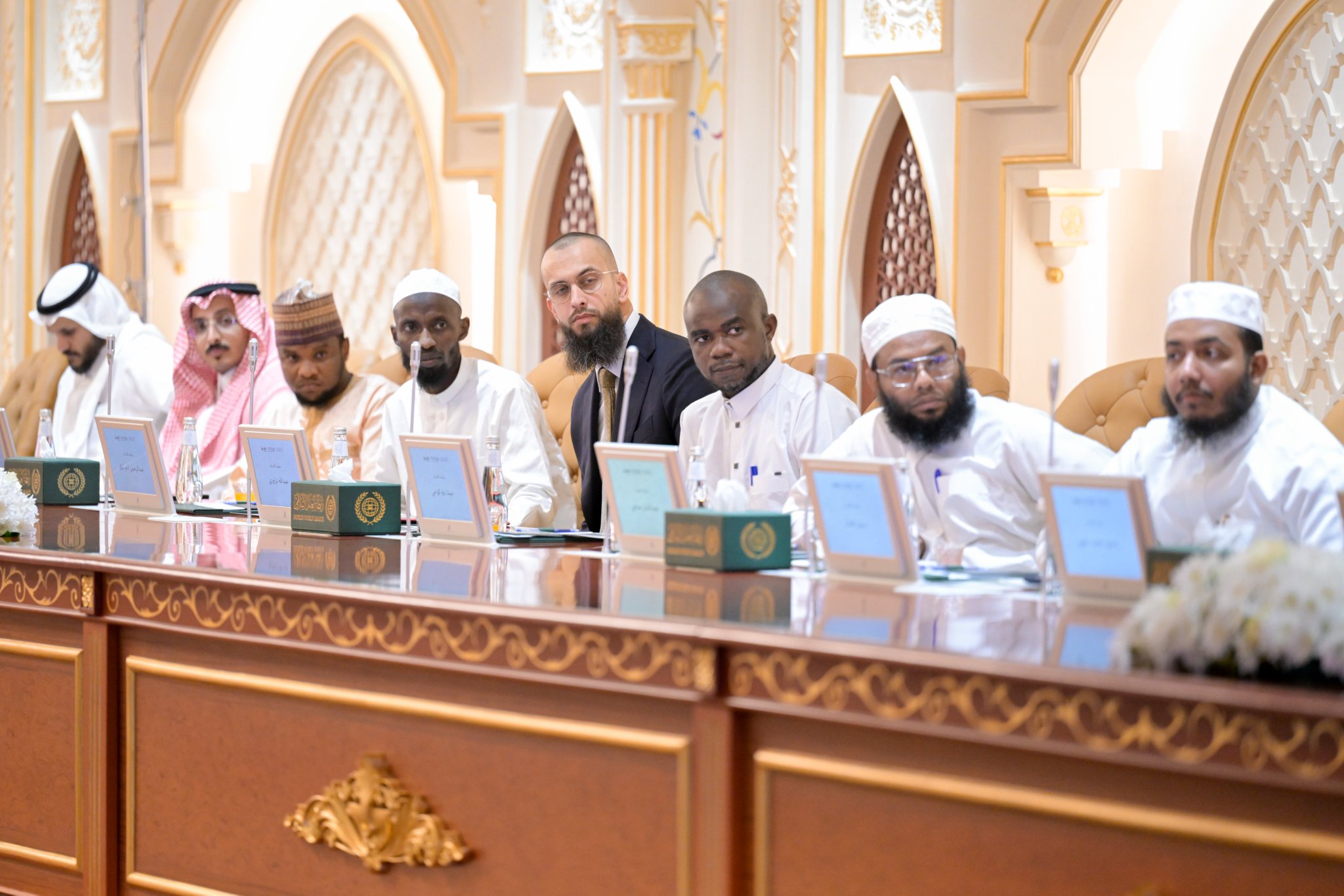 Lanzamiento de las primeras actividades de celebración del Día Mundial de la Lengua Árabe, organizadas por el Centro Mundial Rey Salman para la lengua árabe y por la Liga del Mundo Islamico, en la sede de la Liga en La Meca