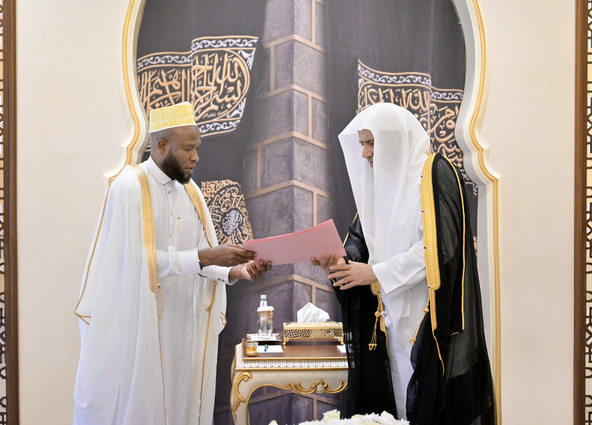 At his office in Makkah, H.E. Sheikh Dr. Mohammed Al-Issa, met wit the Grand Imam for Islamic Affairs and the Grand Mufti of the Republic of Burundih