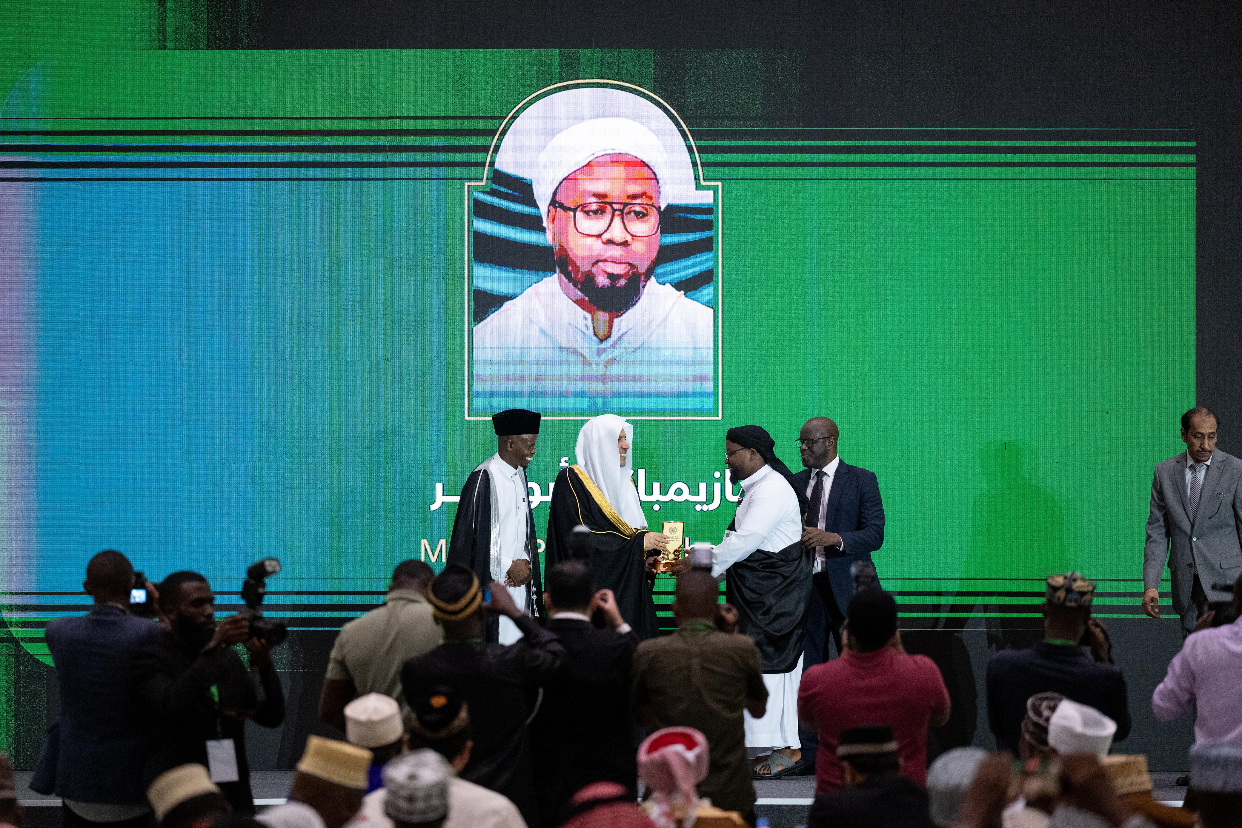 Cheikh Alissa assiste à la remise de diplômes de 70000 mémorisateurs et mémorisatrices du Noble Coran au Rwanda.
