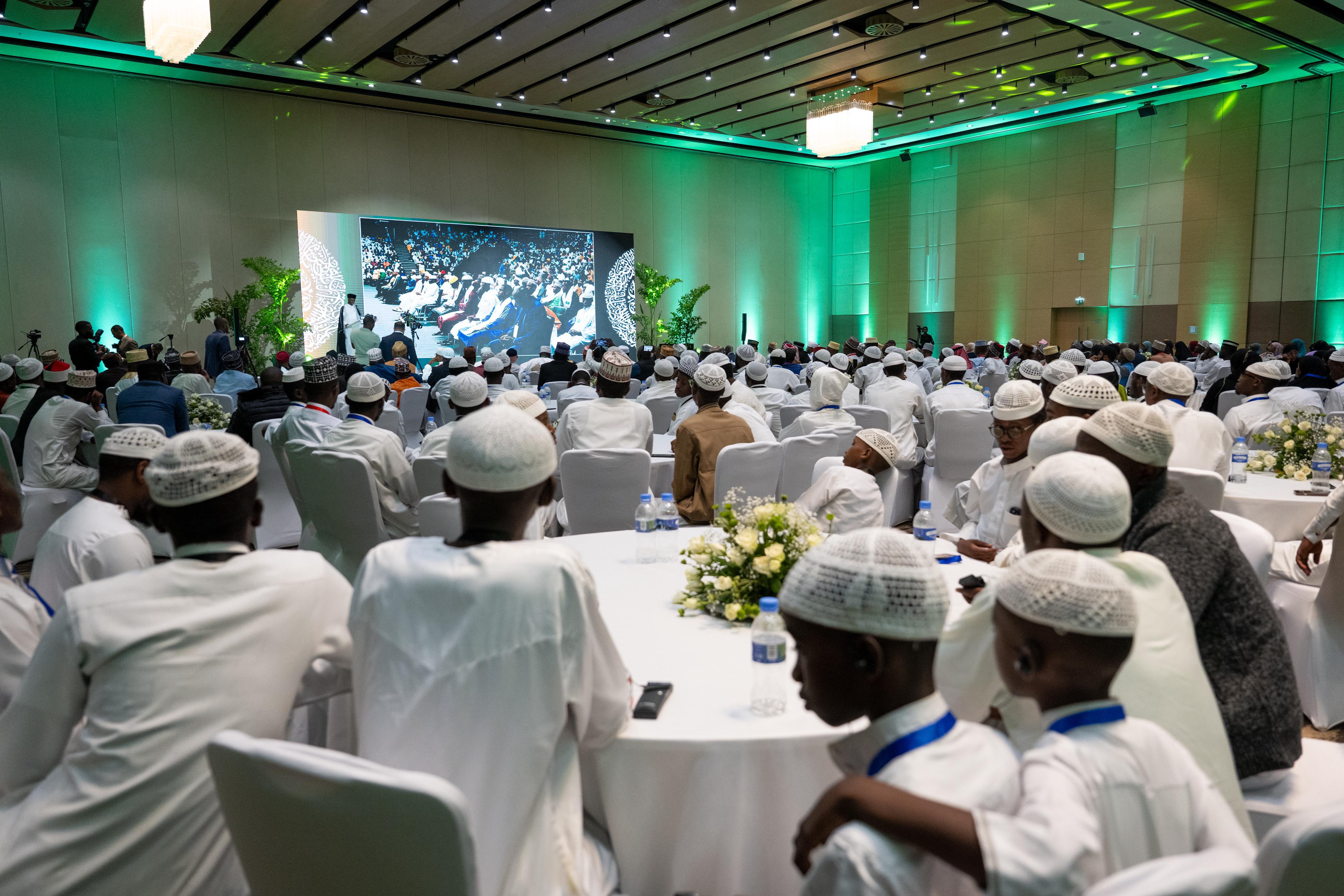 Cheikh Alissa assiste à la remise de diplômes de 70000 mémorisateurs et mémorisatrices du Noble Coran au Rwanda.