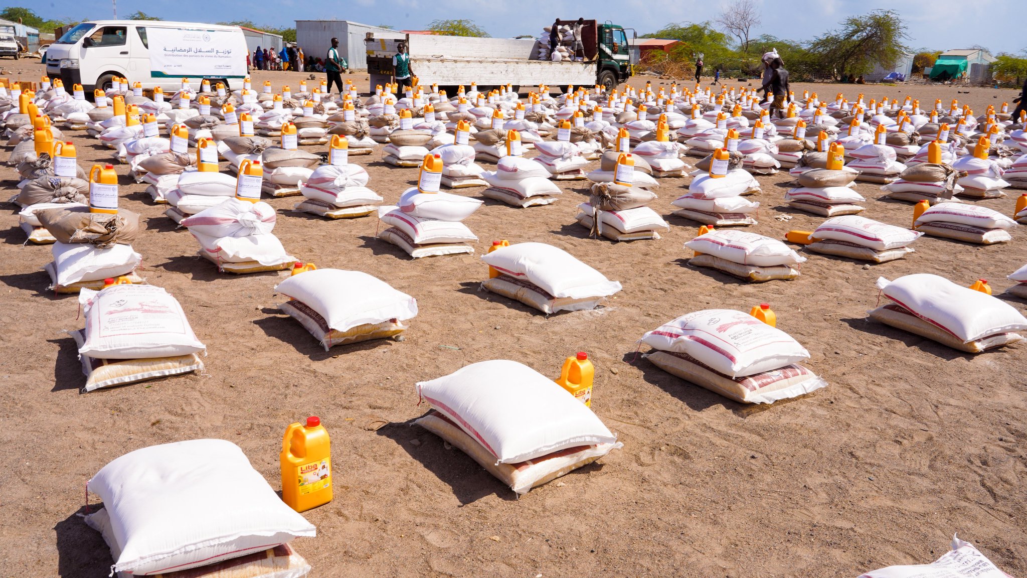 ‏شهرُ الرحمة والتكافل: ‏تواصل ⁧‫رابطة العالم الإسلامي‬⁩ إيصال السلال الرمضانية إلى الفئات المحتاجة حول العالم، وهنا قوافل الصِّلة في جمهورية جيبوتي: