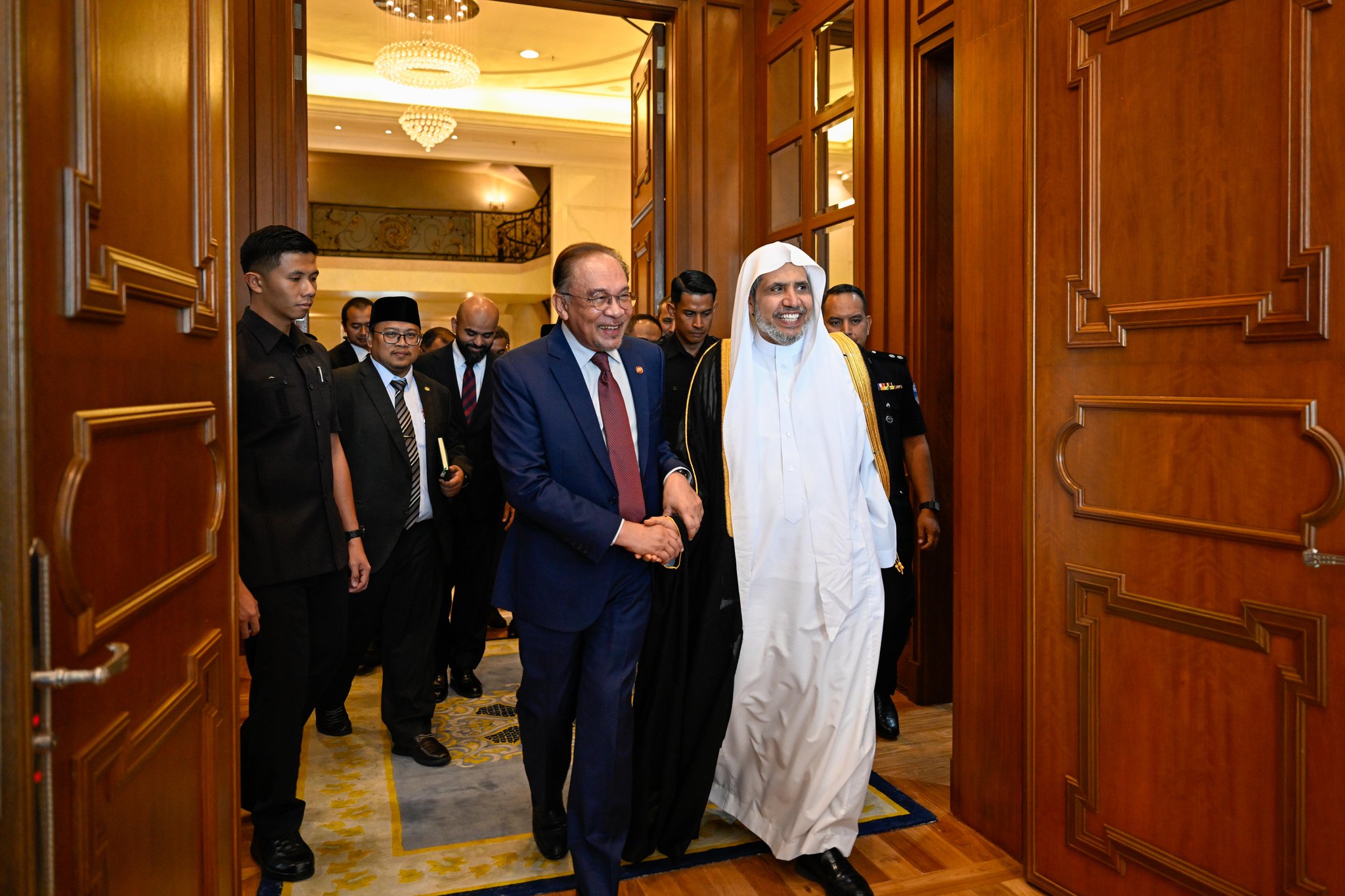 At the Presidential Palace in the capital, Kuala Lumpur,  H.E. Dato’ Seri Anwar Ibrahim, the Prime Minister of Malaysia, received H.E. Sheikh Dr. Mohammed Al-Issa, Secretary-General of the Muslim World League