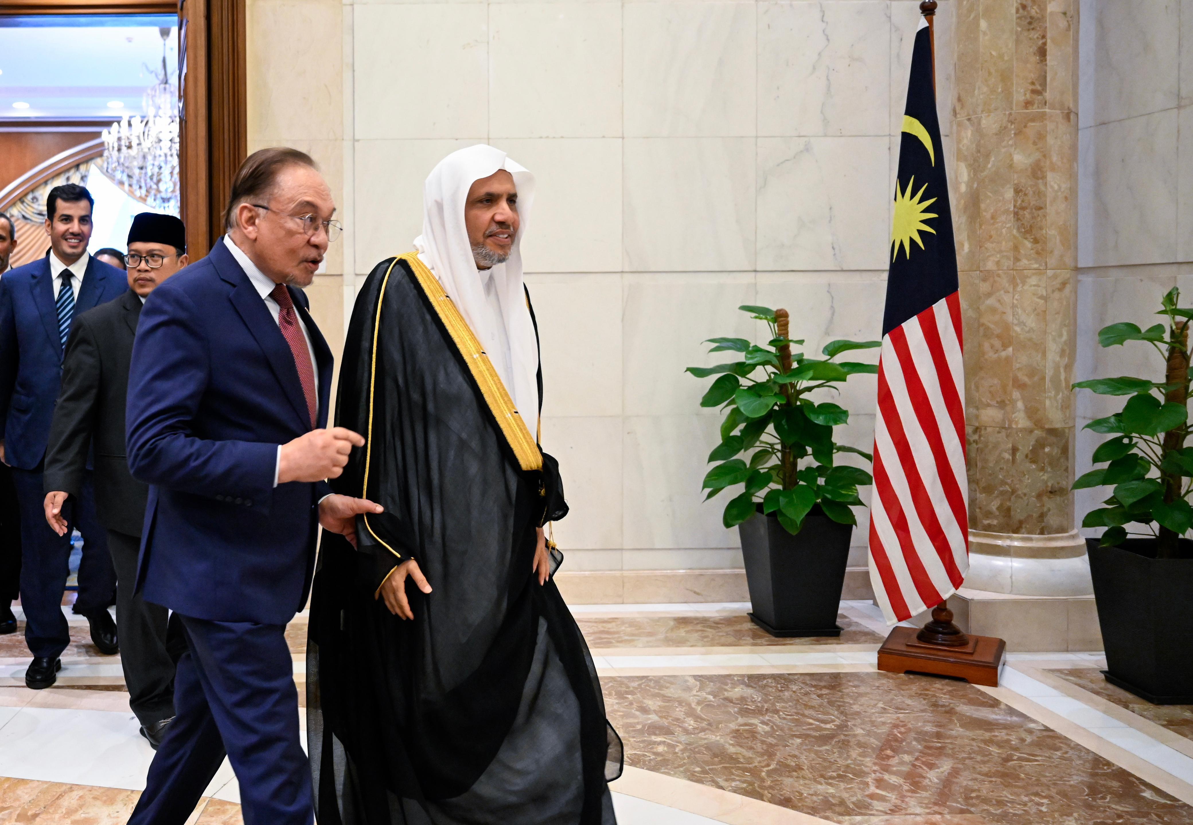 Perdana Menteri Malaysia Menerima Kunjungan Sekretaris Jenderal Liga Muslim Dunia