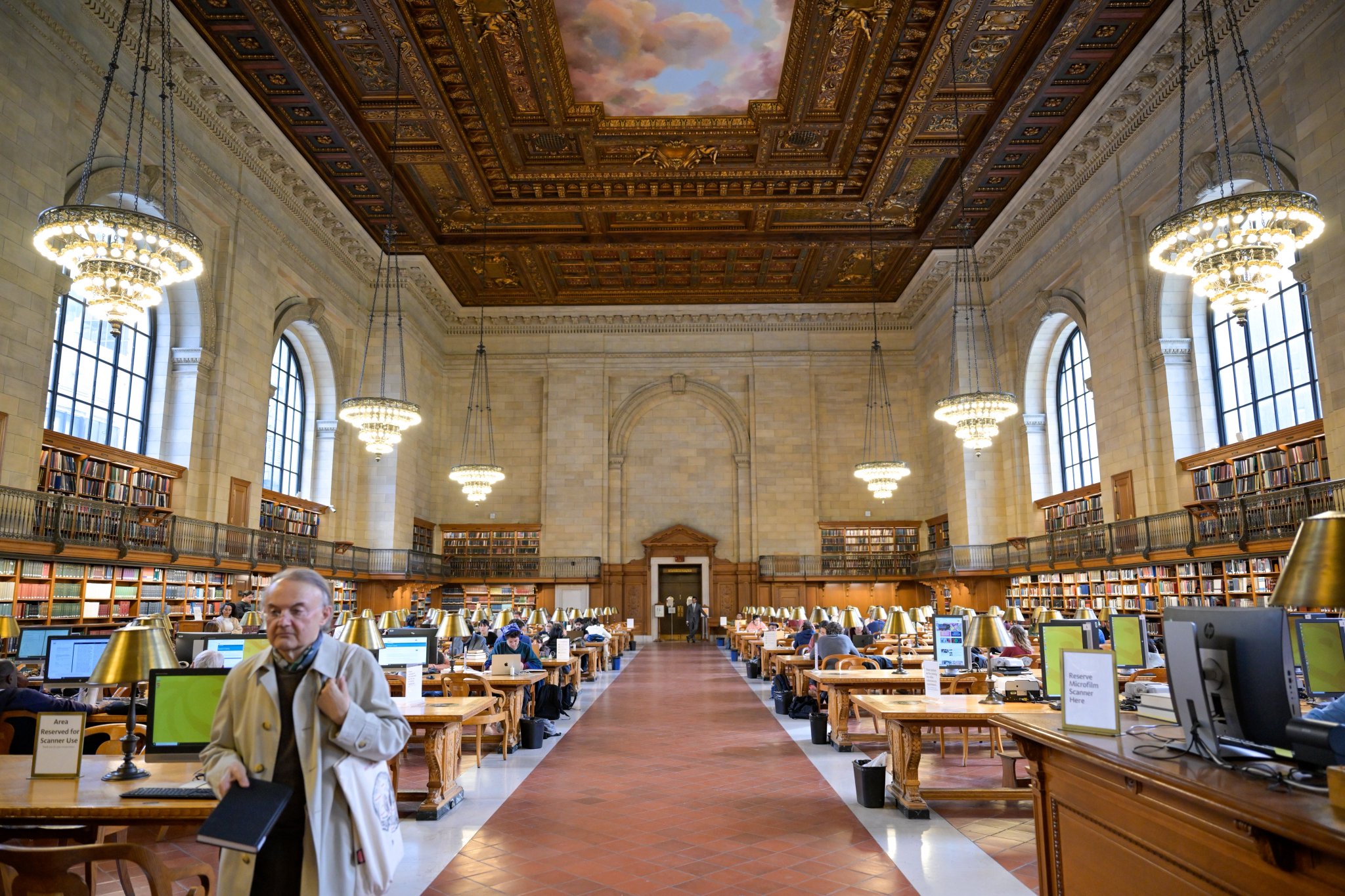 Dans la troisième plus grande bibliothèque au monde: La Bibliothèque publique de New York a accueilli le Secrétaire général, cheikh Mohammed Al-Issa . Il a été reçu par le président de la bibliothèque, accompagné de plusieurs responsables de l’institution