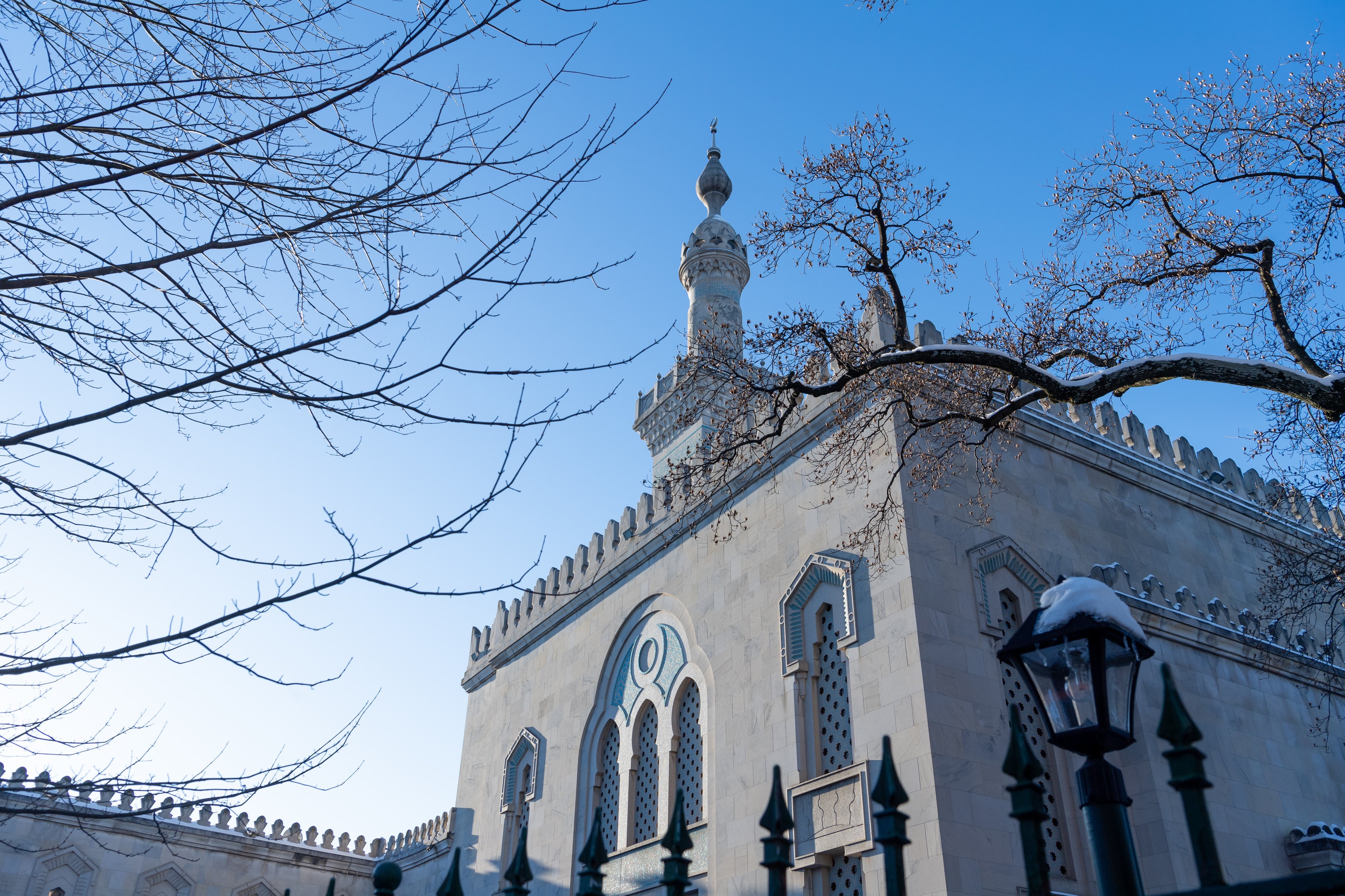 Di Islamic Center di Washington, Yang Mulia Sekretaris Jenderal LMD, Ketua Asosiasi Ulama Muslim, Syekh Dr. Mohammed Al-issa, membuka pertemuan Dewan Pendiri Kepemimpinan Islam di Amerika, baik bagian utara maupun selatan.