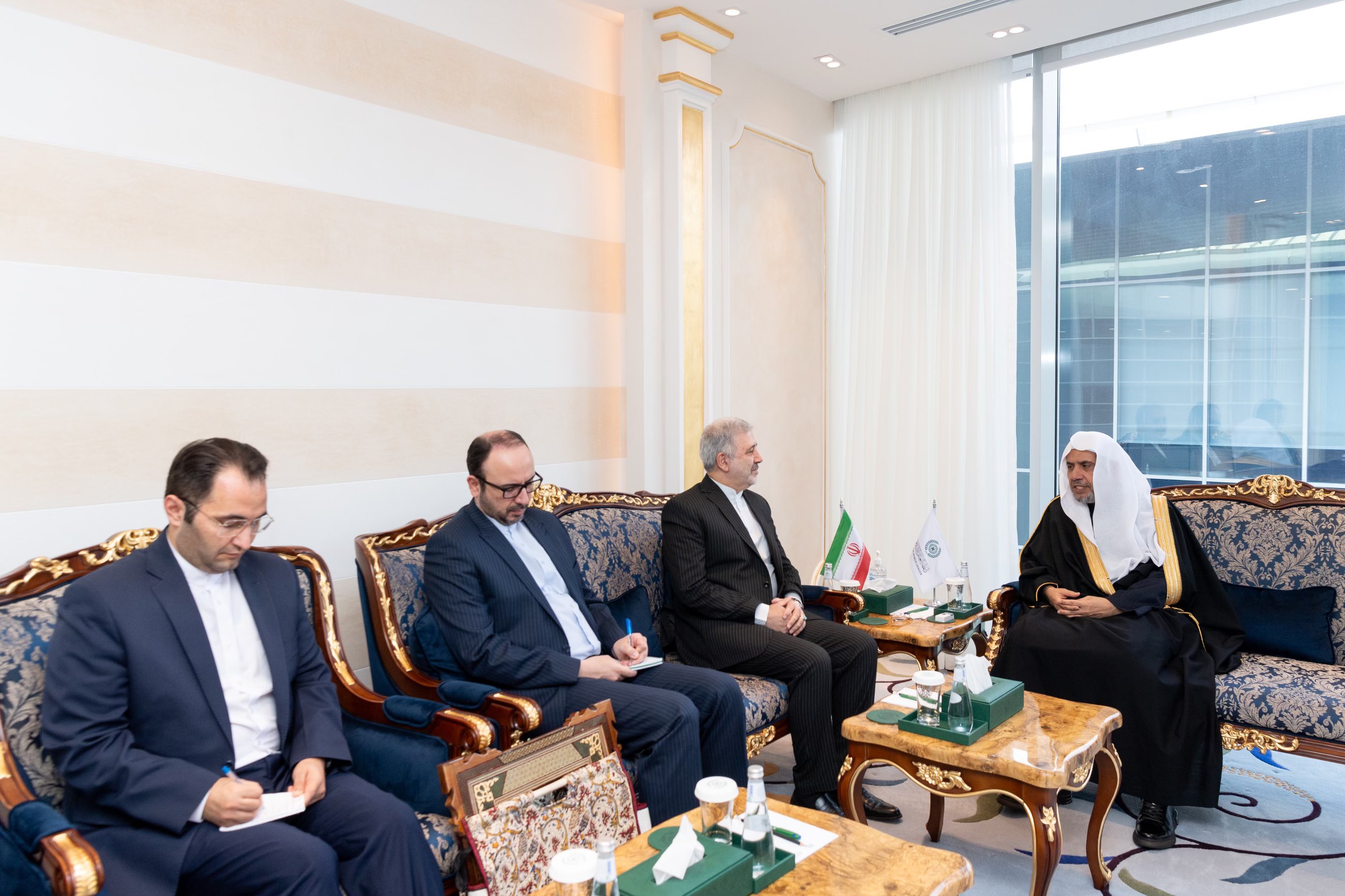 Le Secrétaire général,  Président de l'Organisation des savants musulmans, cheikh Mohammed Al-Issa a reçu à Riyad, l'Ambassadeur de la République Islamique d'Iran auprès du Royaume d'Arabie Saoudite,  M. Alireza Enayati.